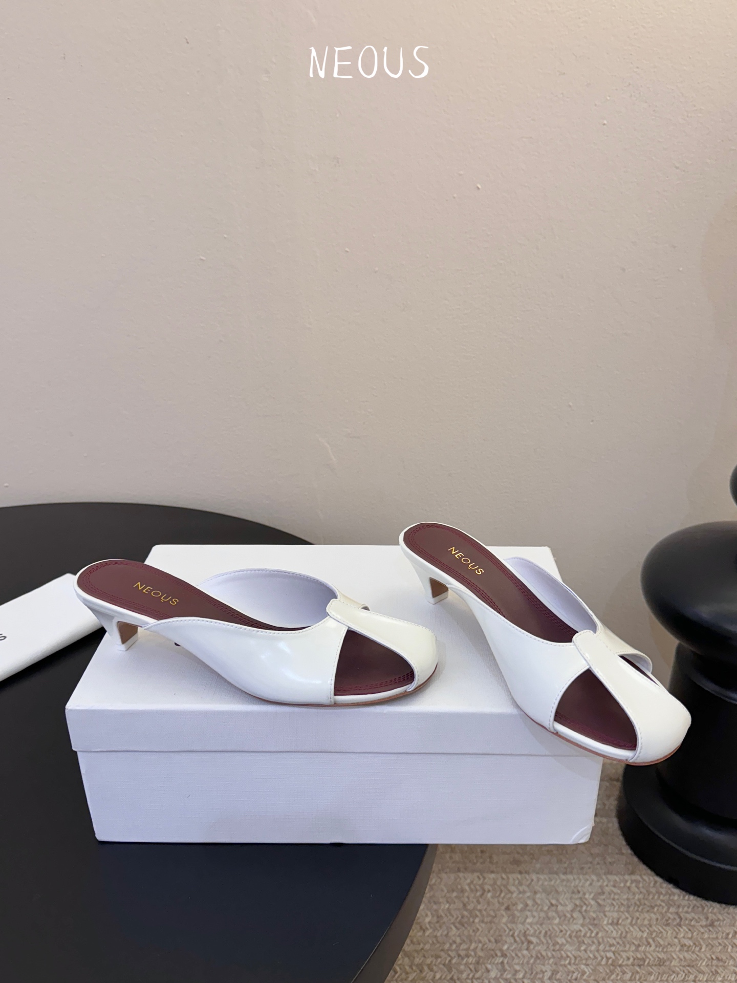 NEOUS 25ss 系带圆头小跟凉鞋小众伦敦鞋履品牌Neous虽然不及大众品牌知名度高但Neous的鞋