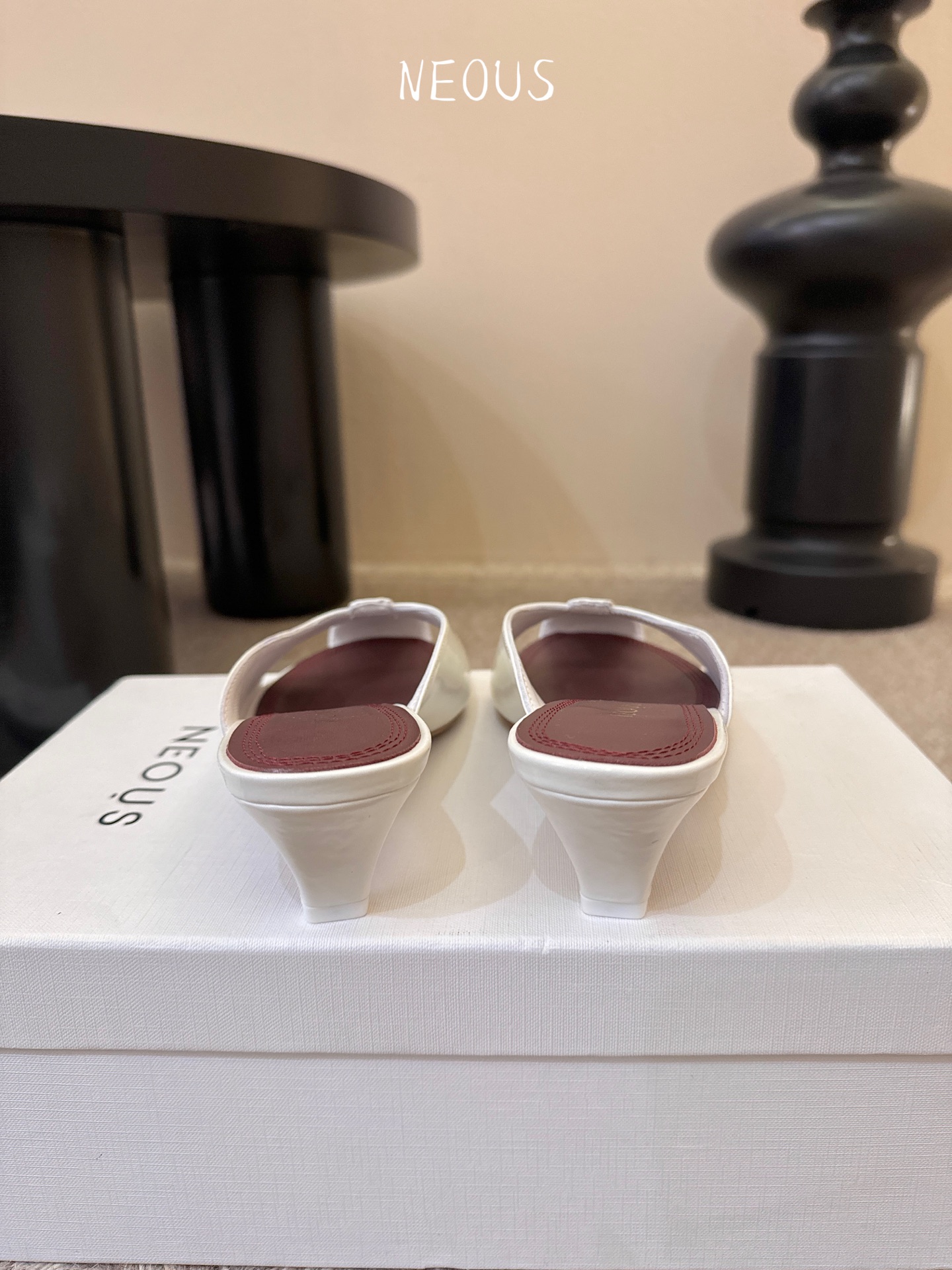 NEOUS 25ss 系带圆头小跟凉鞋小众伦敦鞋履品牌Neous虽然不及大众品牌知名度高但Neous的鞋