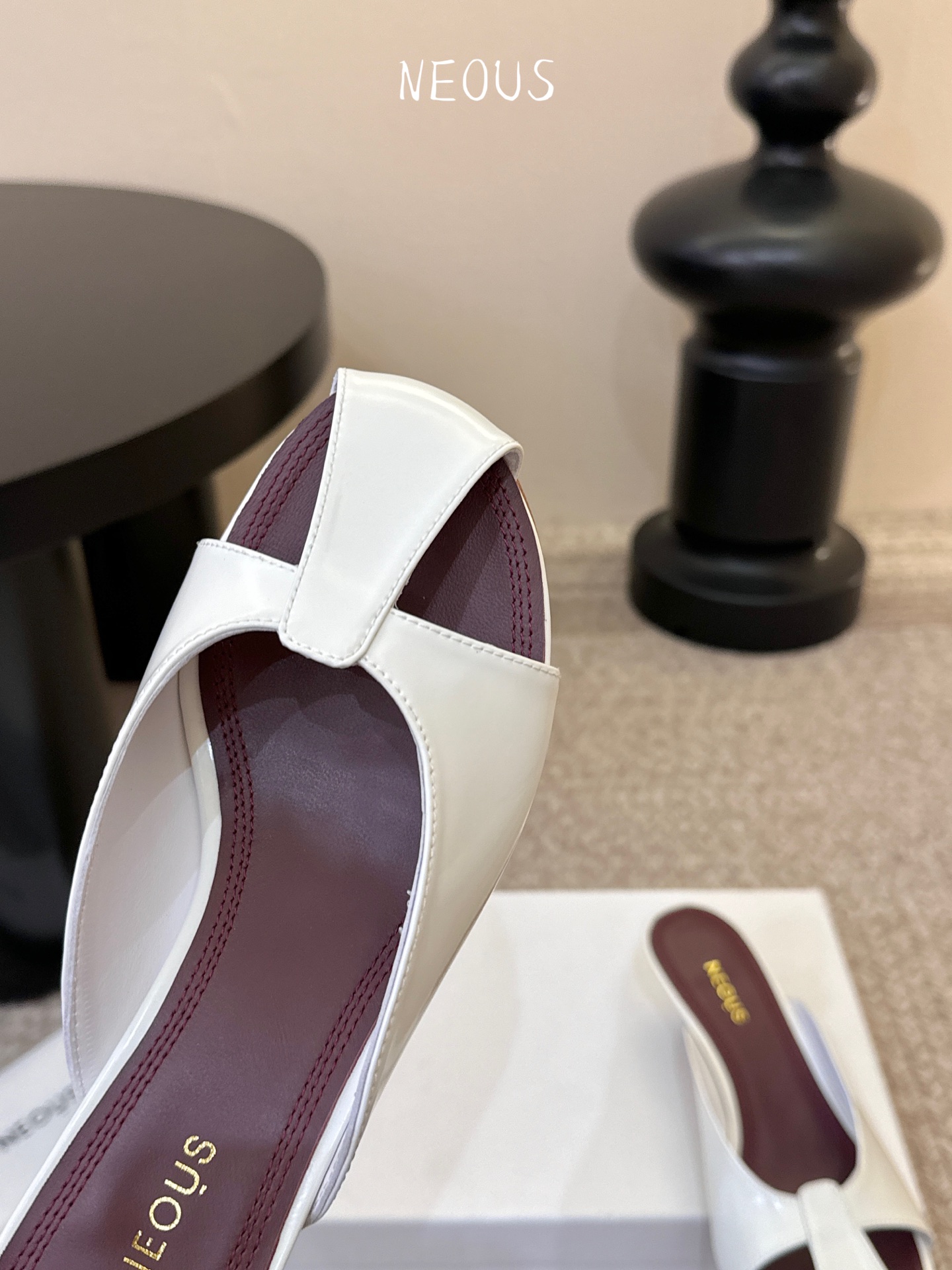 NEOUS 25ss 系带圆头小跟凉鞋小众伦敦鞋履品牌Neous虽然不及大众品牌知名度高但Neous的鞋