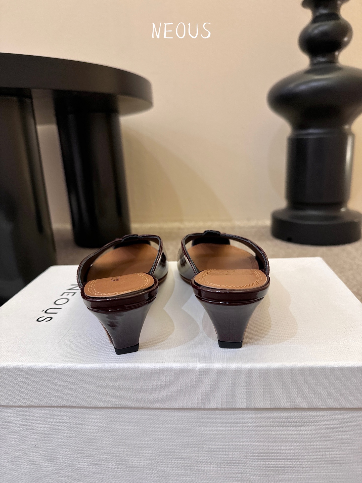 NEOUS 25ss 系带圆头小跟凉鞋小众伦敦鞋履品牌Neous虽然不及大众品牌知名度高但Neous的鞋