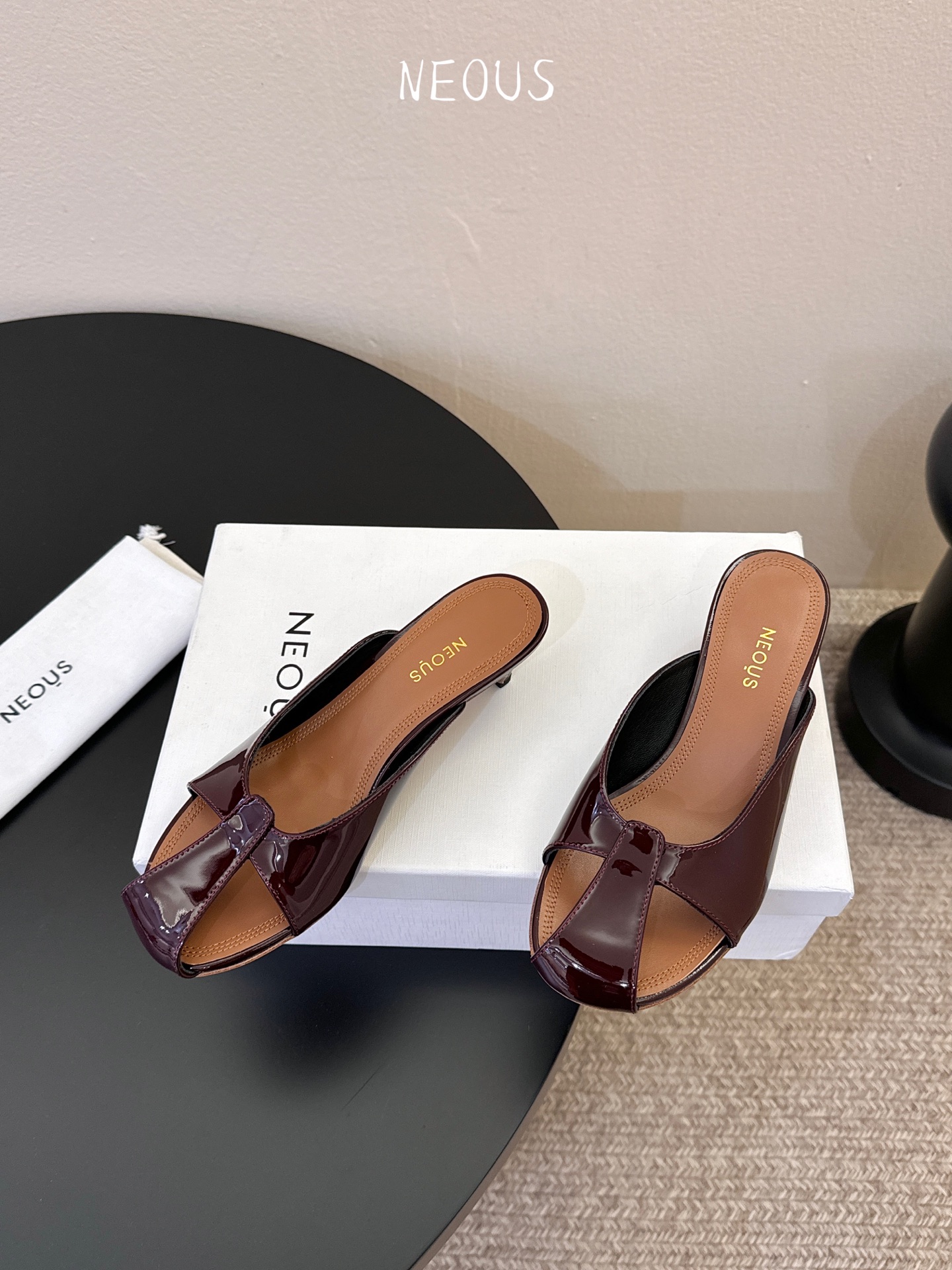 NEOUS 25ss 系带圆头小跟凉鞋小众伦敦鞋履品牌Neous虽然不及大众品牌知名度高但Neous的鞋