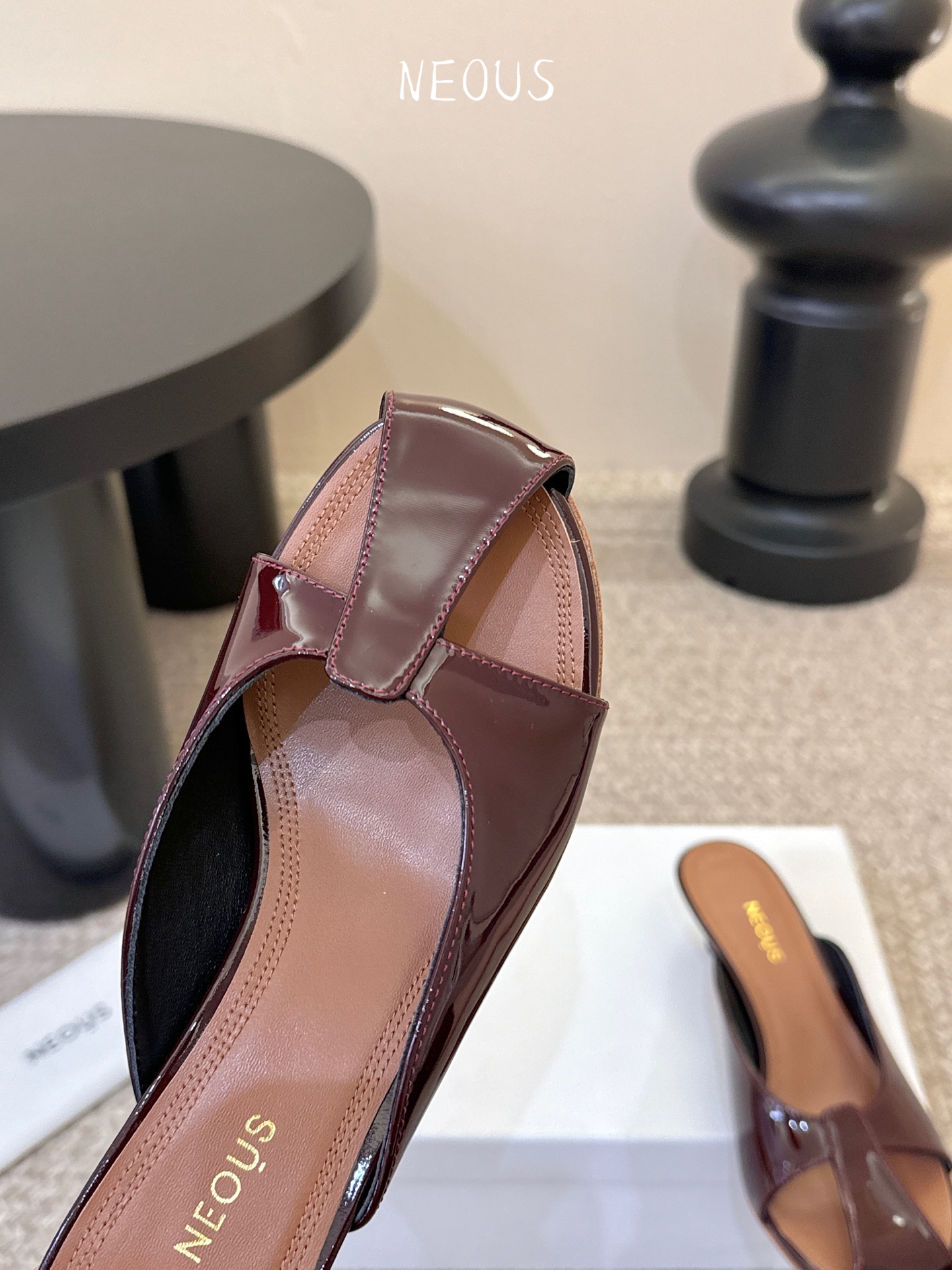 NEOUS 25ss 系带圆头小跟凉鞋小众伦敦鞋履品牌Neous虽然不及大众品牌知名度高但Neous的鞋