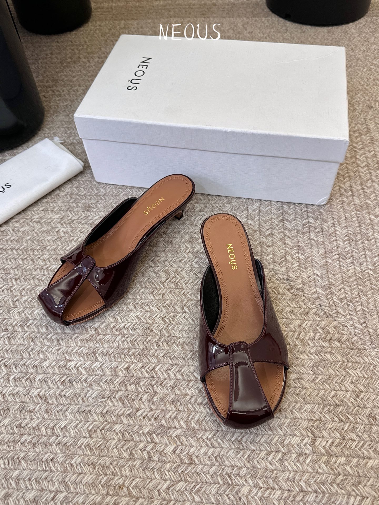 NEOUS 25ss 系带圆头小跟凉鞋小众伦敦鞋履品牌Neous虽然不及大众品牌知名度高但Neous的鞋