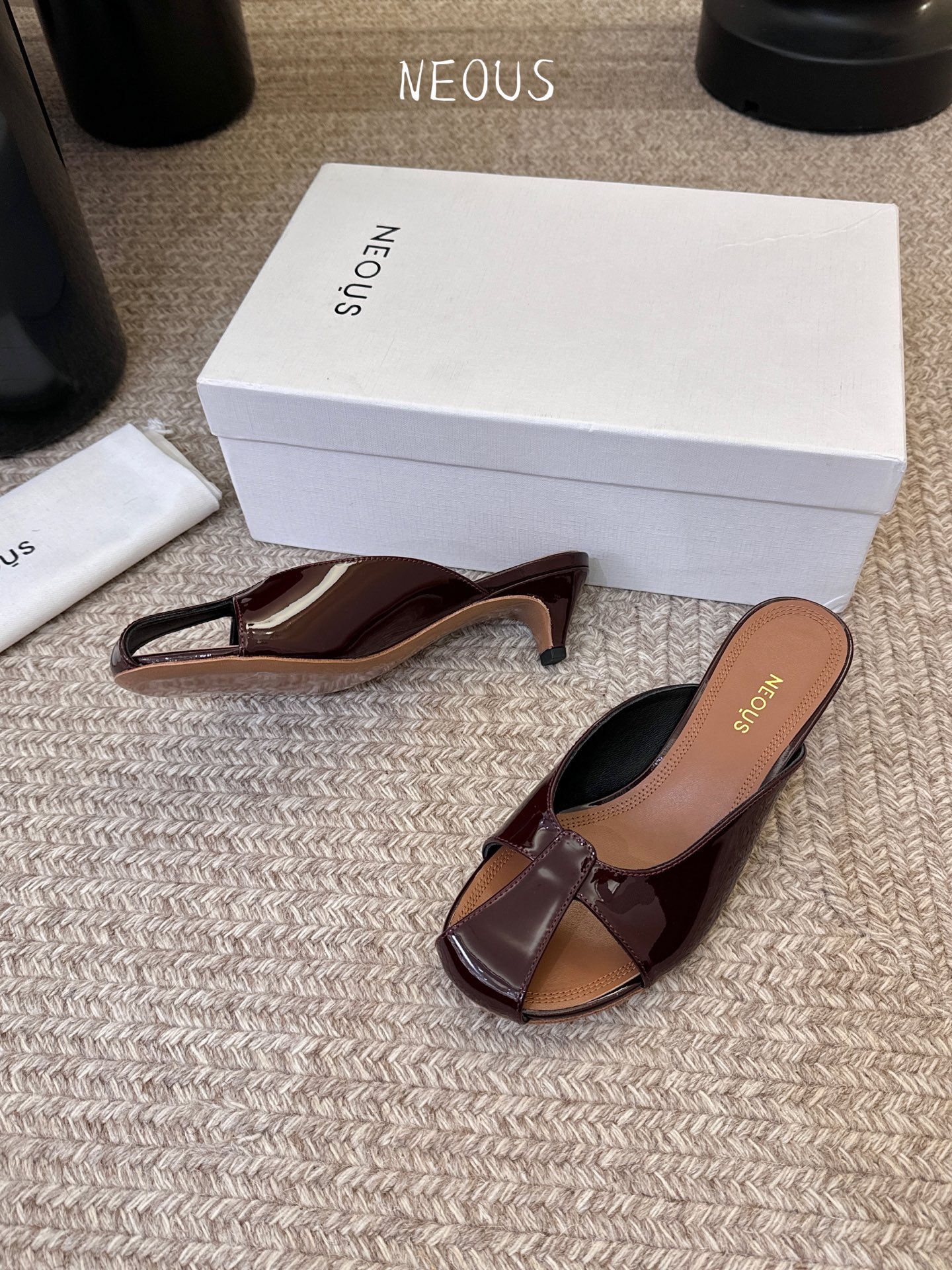 NEOUS 25ss 系带圆头小跟凉鞋小众伦敦鞋履品牌Neous虽然不及大众品牌知名度高但Neous的鞋