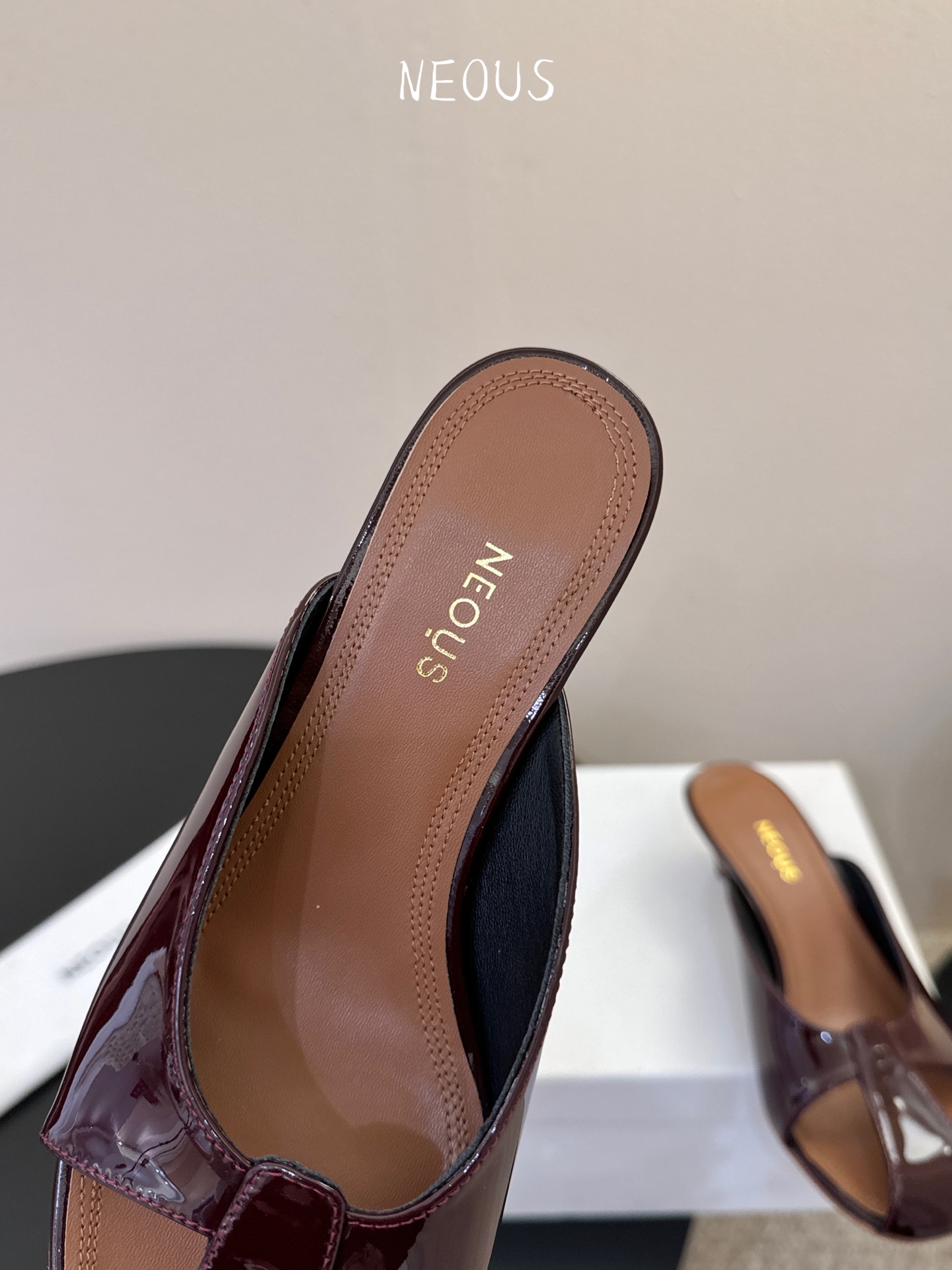 NEOUS 25ss 系带圆头小跟凉鞋小众伦敦鞋履品牌Neous虽然不及大众品牌知名度高但Neous的鞋