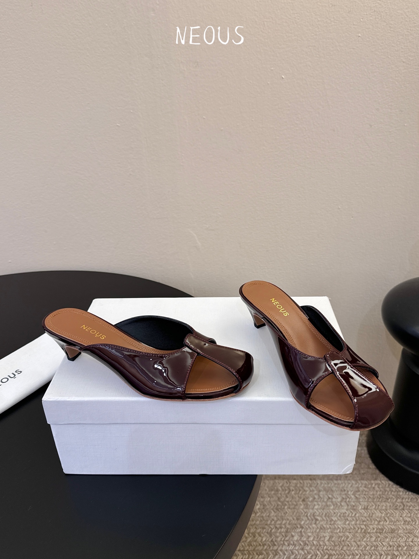 NEOUS 25ss 系带圆头小跟凉鞋小众伦敦鞋履品牌Neous虽然不及大众品牌知名度高但Neous的鞋