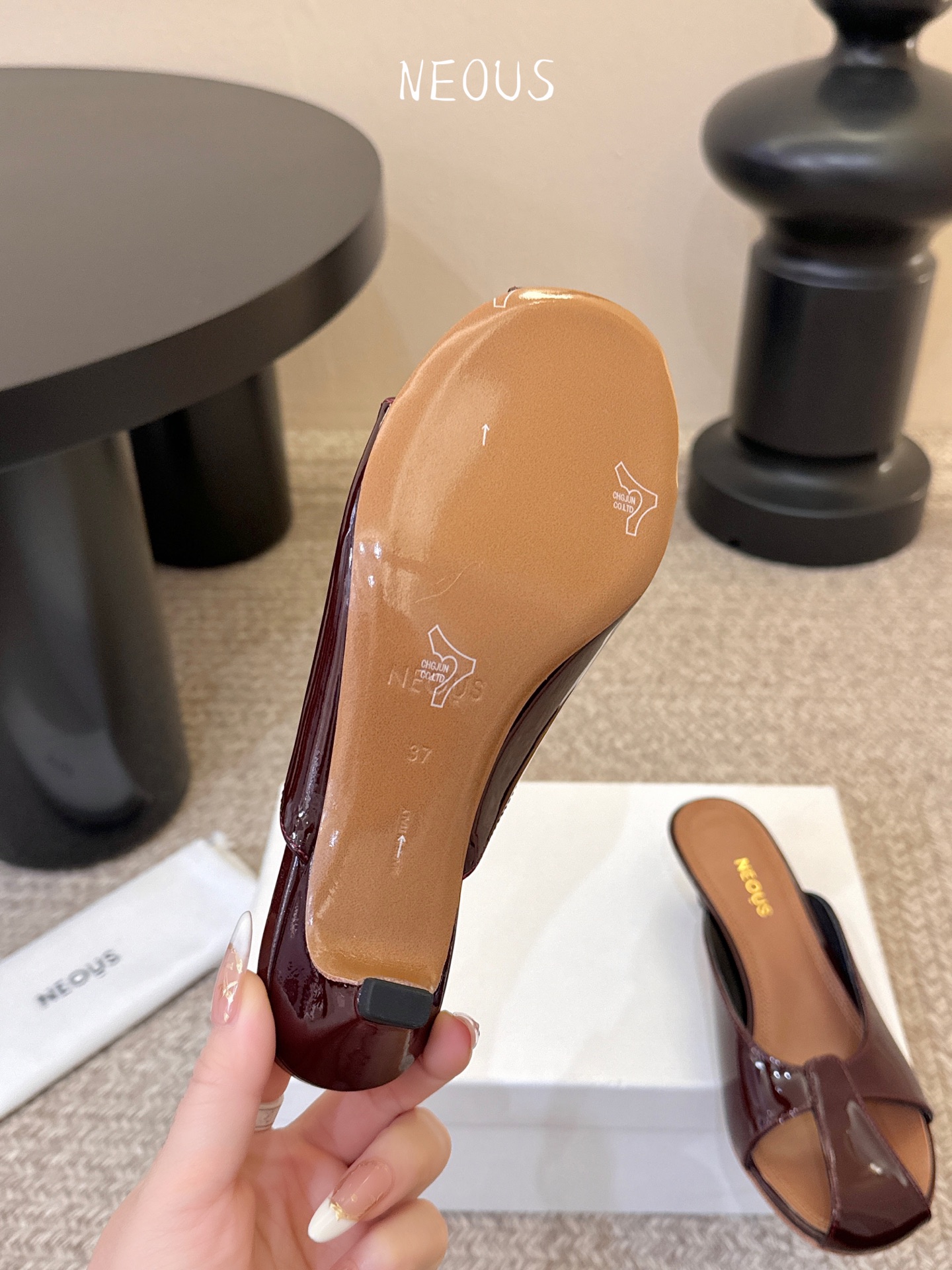 NEOUS 25ss 系带圆头小跟凉鞋小众伦敦鞋履品牌Neous虽然不及大众品牌知名度高但Neous的鞋