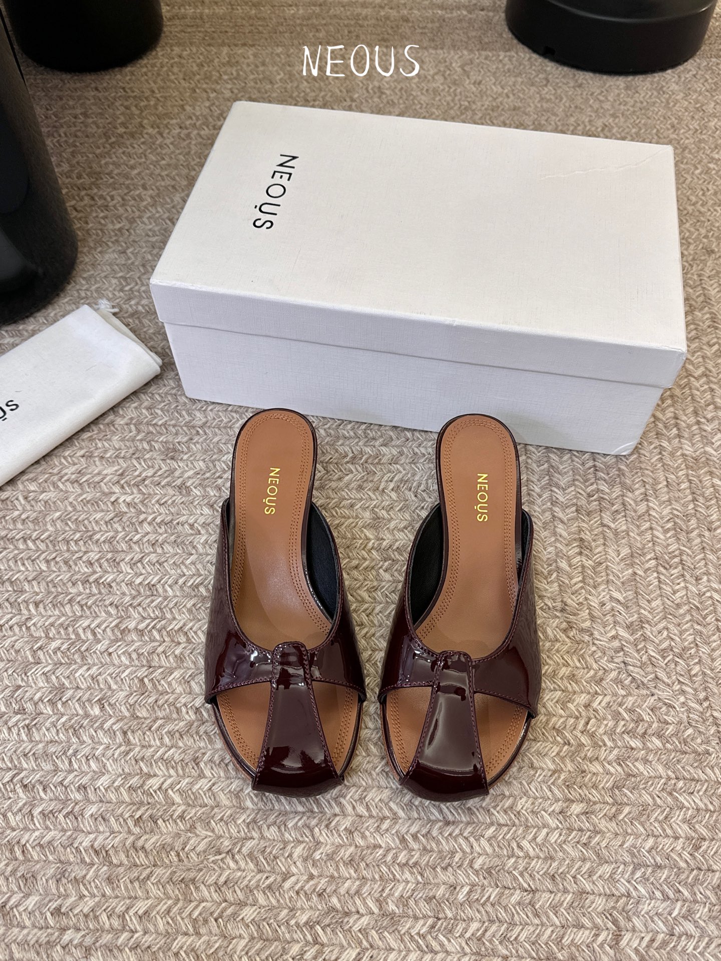 NO:758144,NEOUS 25ss lace-up round toe small heel sandals. Although the niche London shoe brand Neous is not as well-known as popular brands, Neous's shoes have a lot of fans. With the brand, traditional Italian handmade shoemaking techniques and materials are mostly made of suede and leather to create a comfortable texture. For girls, you can never have too many comfortable and fashionable shoes. Neous, a niche shoe brand from London, can easily meet the needs of girls. It shows a sexy and sultry style and stretches the slenderness of the feet. The thick heels are fashionable and versatile, making the figure slimmer and taller, and more stable when walking. This slipper is very popular this year. It has a unique sexy feeling that blends with the skin of the feet. It really makes the legs look longer, creating a fashionable and beautiful female charm. Calfskin upper, foot pads with good texture, strong skin-friendly feeling, breathable and moisture-absorbing, delicate and dry, close to the skin and not stuffy. This is a pair of shoes that can be remembered at a glance, simple yet fashionable. Imported calfskin for the upper, imported matte calfskin for the lining, genuine leather outsole imported from Italy, Size#35-40 (custom-made for 40, non-refundable), slippers, sandals, slippers, cowhide, Leather soles19860909NEOUS 25ss 系带圆头小跟凉鞋 小众伦敦鞋履品牌Neous虽然不及大众品牌知名度高 但Neous的鞋款却有着一票粉丝,凭著品牌,传统意大利手工製鞋工艺、材料多用绒面革、皮革打造的舒适质感 对于女生而言,舒适又时髦的鞋子永远不嫌多,来自伦敦的小众鞋履品牌Neous便能轻松满足女生们的需求.展现出性感撩人的风情,拉伸双脚的修长感. 粗跟,时尚百搭,显得身材苗条高挑,行走间更加稳固. 今年这款拖鞋 十分的流行,它有着一种别样的性感,和脚部肌肤融为一体的感觉,真的很显腿长,打造出时尚靓丽的女性魅力. 小牛皮鞋面,脚垫质感好,亲肤感强,透气吸湿细腻干爽,贴肤不闷脚. 这是一双一眼就能够让人记住的鞋子,简约中不失时尚感. 鞋面进口小牛皮 内里进口哑光小牛皮 大底意大利进口真皮大底 Size#35-40（40定做不退换）,拖鞋,sandals,slippers,cowhide,Leather soles,Women's Shoes