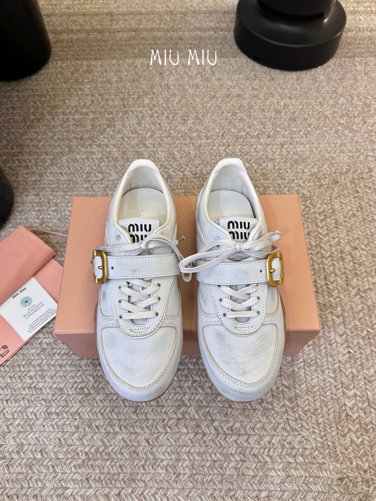 NO:758122,Leather buttons Miu Mi* new spring and summer products Purchasing level I am a detail control. The fabric is thin and clear, which is different from the thick fabrics in the market. The leather is slightly worn and worn. It is casual, retro and fashionable, versatile and comfortable. New hot styles are coming~ Upper water-dyed calfskin, lining sheepskin, padding sheepskin outsole original molded outsole  Size 35-41, casual shoes/sports shoes, miumiu, sneakers, cowhide, sheepskin19860909皮面扣子 Miu Mi* 春夏新品 代购级别 我是细节控 面料对版zp单薄清透区别于市场不对版厚面料 皮料对版zp轻微擦旧 随性而为 复古时髦 百搭舒适 新爆款来袭～ 鞋面水染改色小牛皮 内里绵羊皮 垫脚羊皮 大底原版开模大底 码数35-41,休闲鞋/运动鞋,miumiu,sneakers,cowhide,sheepskin,Women's Shoes