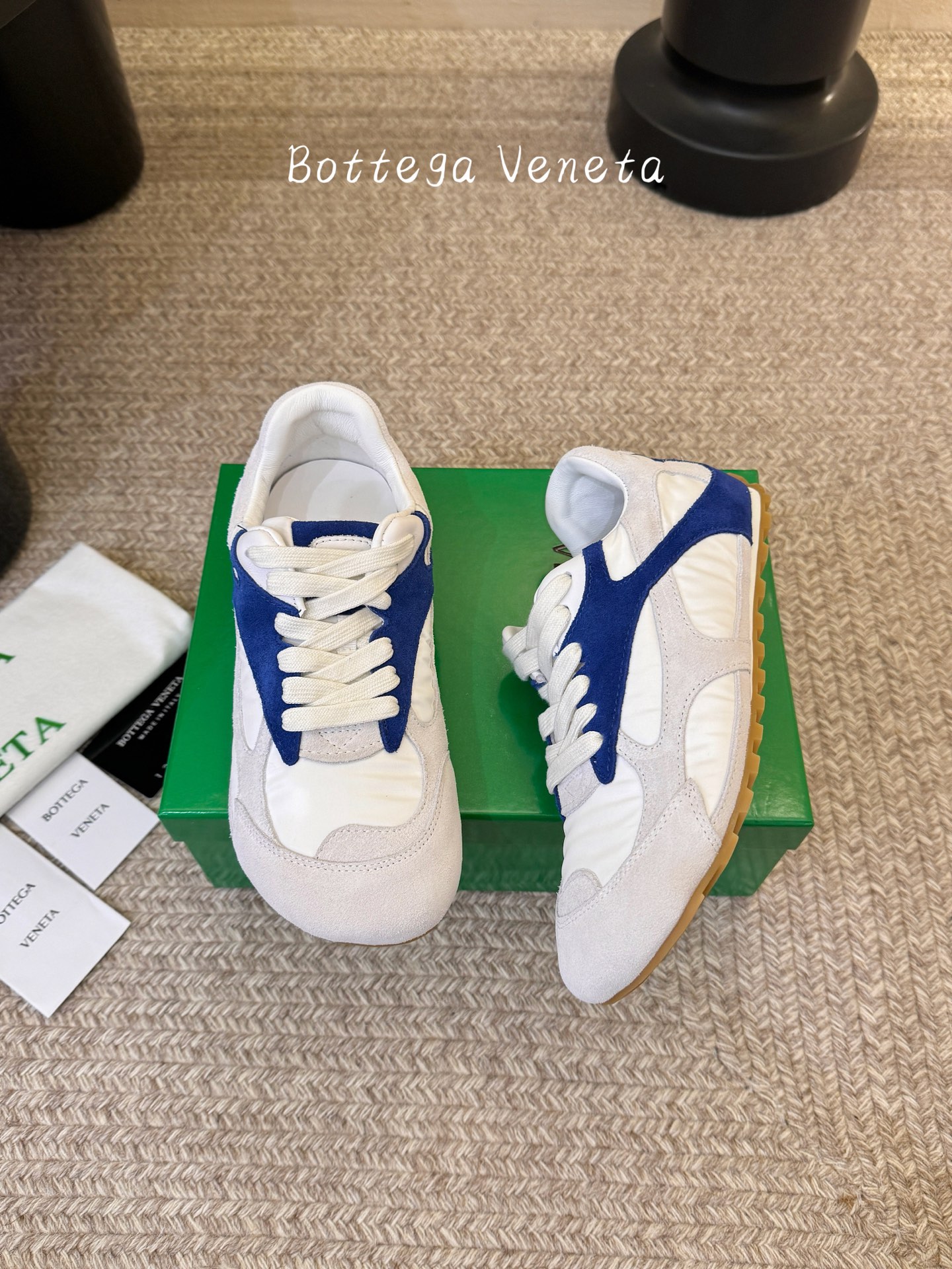 Bottega Venet*26ss新系列撞色运动鞋休闲鞋采用复古户外跑鞋的鞋型，低帮轮廓搭配流线型鞋身