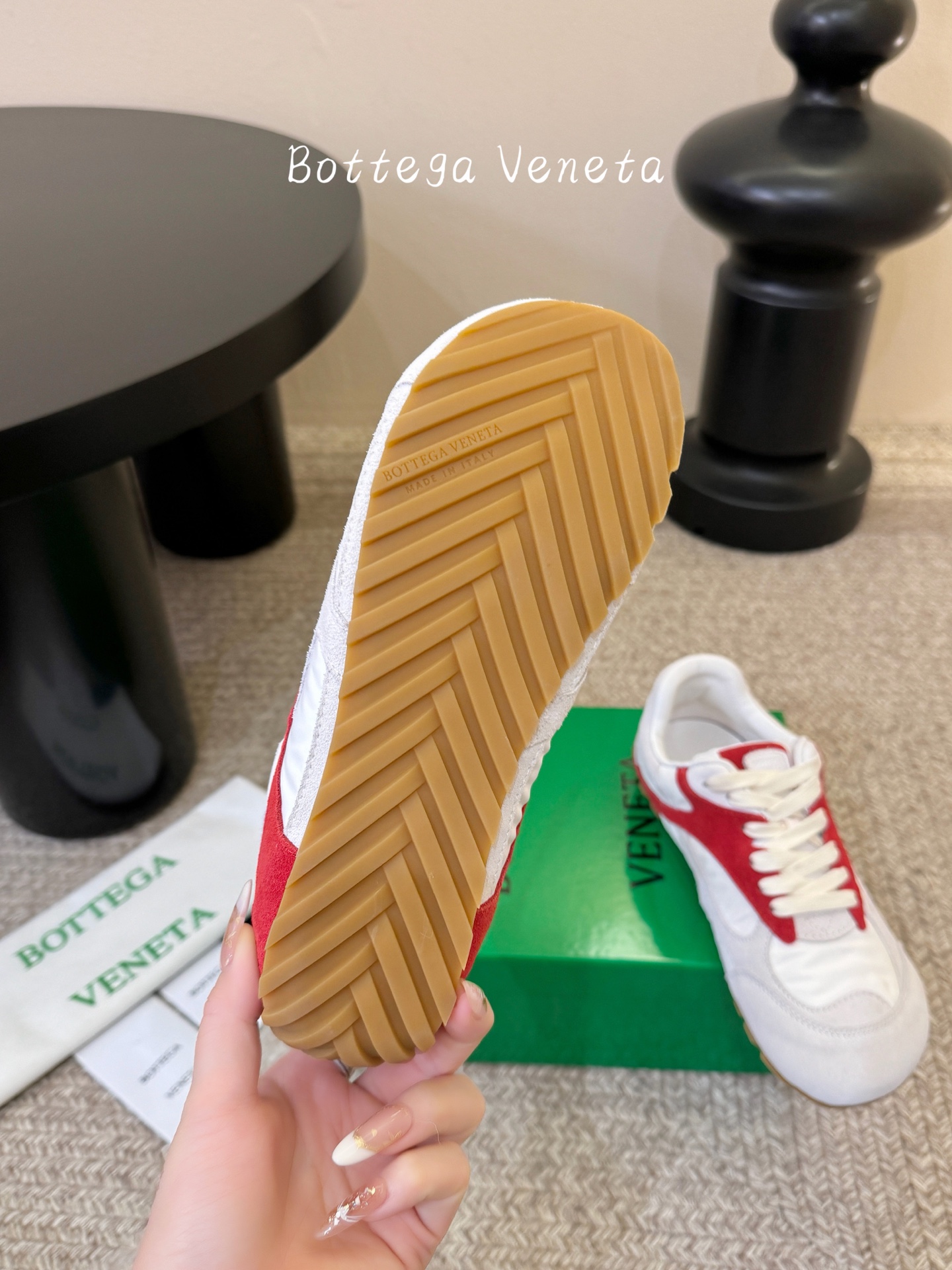 Bottega Venet*26ss新系列撞色运动鞋休闲鞋采用复古户外跑鞋的鞋型，低帮轮廓搭配流线型鞋身