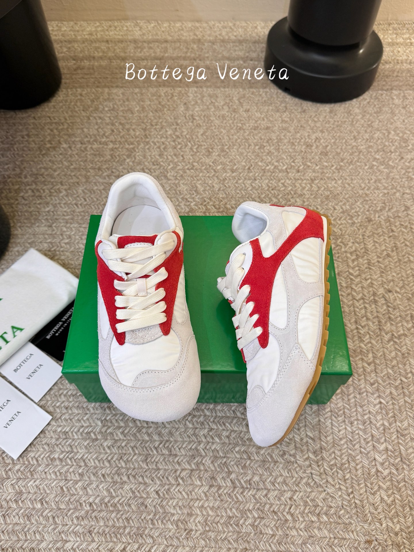 Bottega Venet*26ss新系列撞色运动鞋休闲鞋采用复古户外跑鞋的鞋型，低帮轮廓搭配流线型鞋身