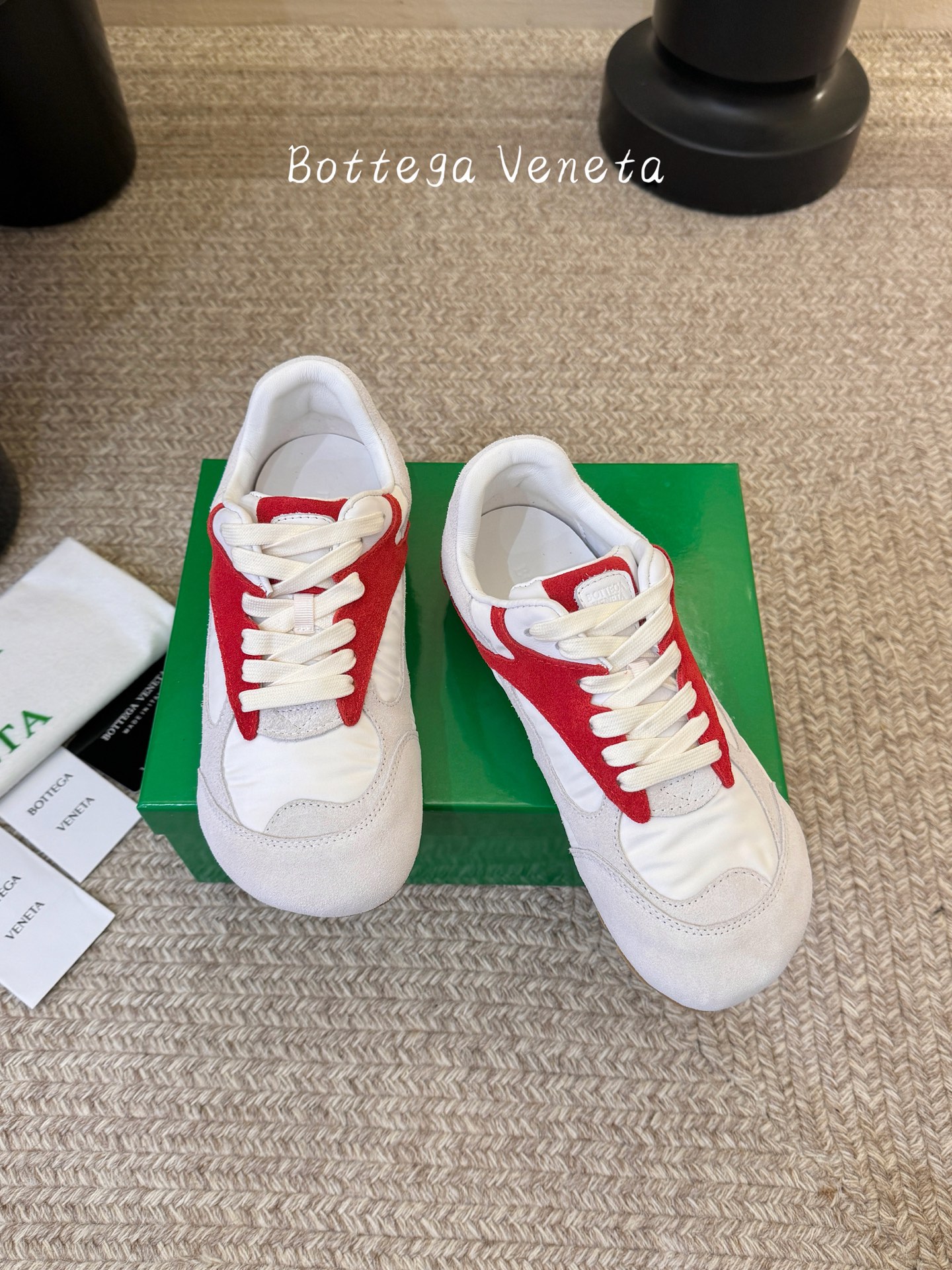 Bottega Venet*26ss新系列撞色运动鞋休闲鞋采用复古户外跑鞋的鞋型，低帮轮廓搭配流线型鞋身