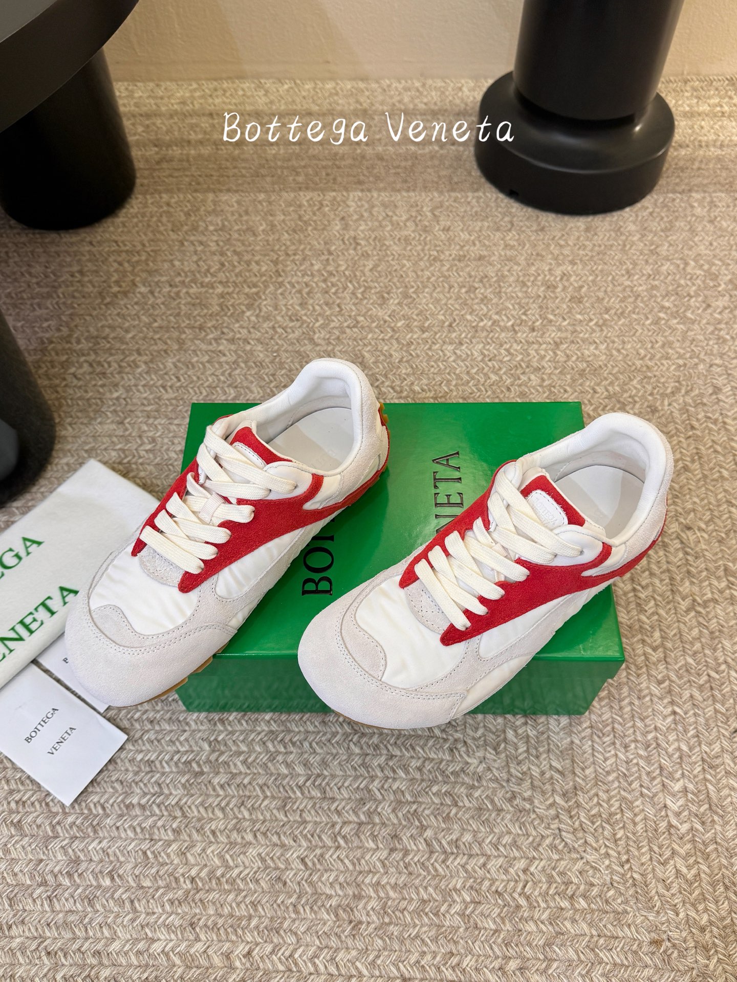 Bottega Venet*26ss新系列撞色运动鞋休闲鞋采用复古户外跑鞋的鞋型，低帮轮廓搭配流线型鞋身