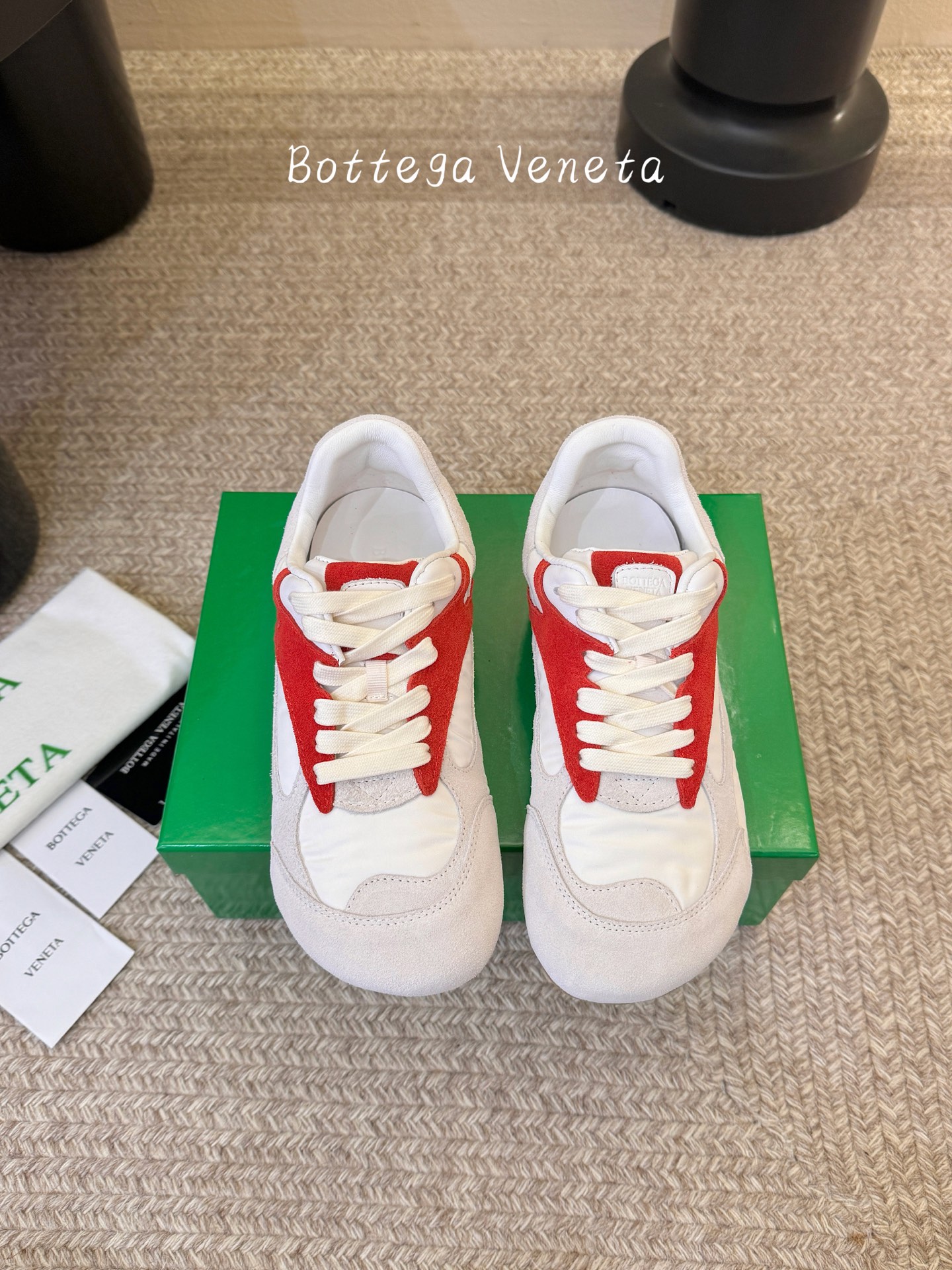 Bottega Venet*26ss新系列撞色运动鞋休闲鞋采用复古户外跑鞋的鞋型，低帮轮廓搭配流线型鞋身