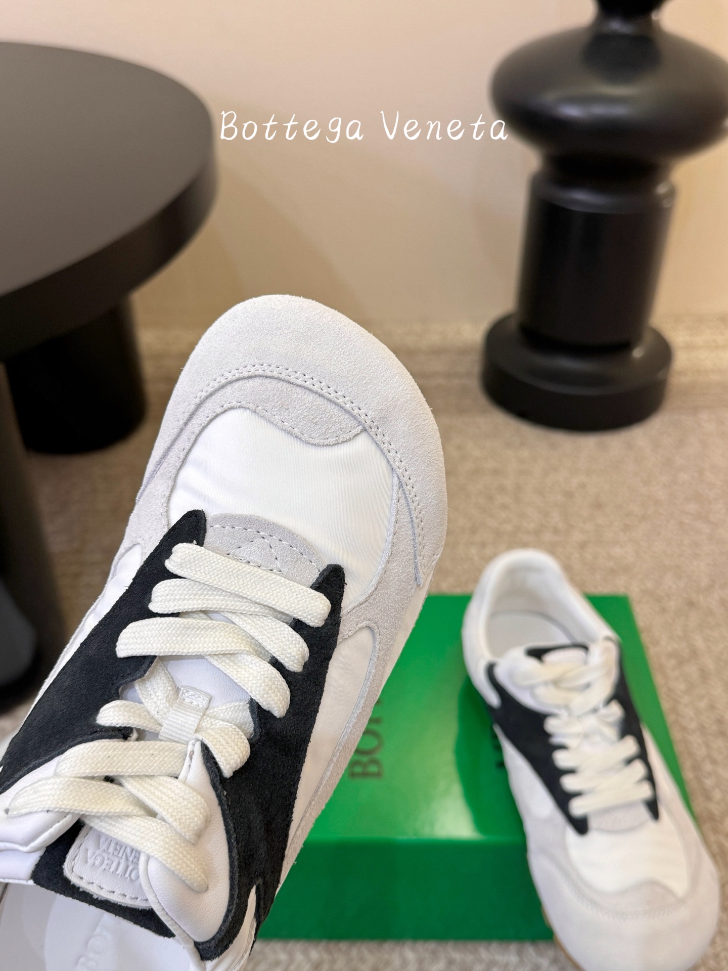 Bottega Venet*26ss新系列撞色运动鞋休闲鞋采用复古户外跑鞋的鞋型，低帮轮廓搭配流线型鞋身