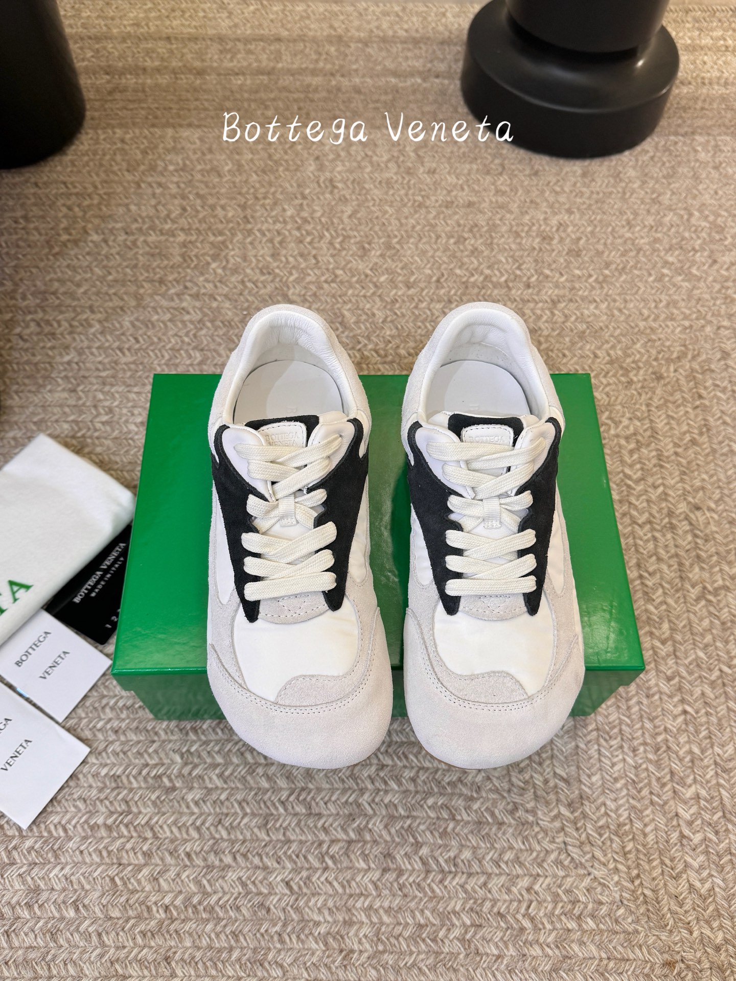 Bottega Venet*26ss新系列撞色运动鞋休闲鞋采用复古户外跑鞋的鞋型，低帮轮廓搭配流线型鞋身