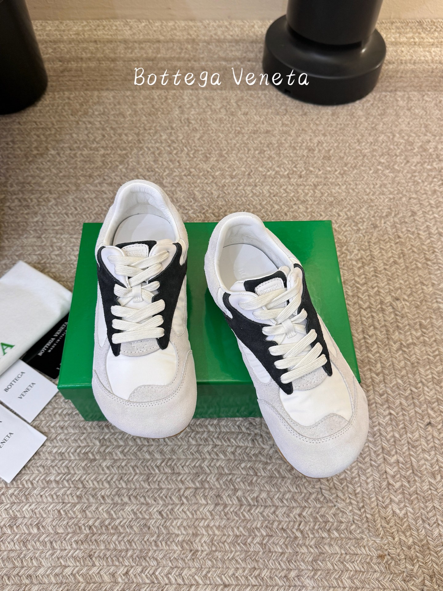 Bottega Venet*26ss新系列撞色运动鞋休闲鞋采用复古户外跑鞋的鞋型，低帮轮廓搭配流线型鞋身