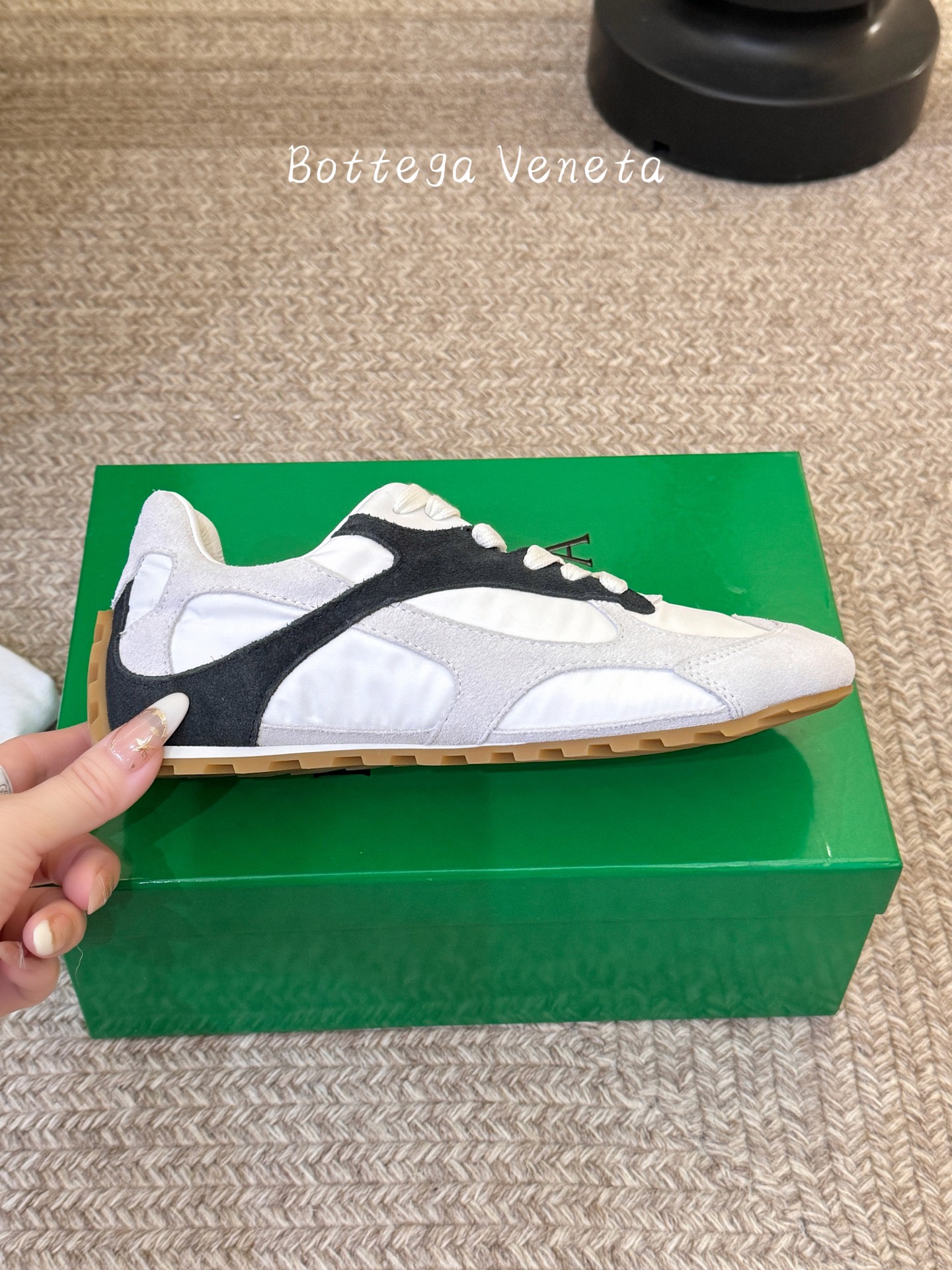 Bottega Venet*26ss新系列撞色运动鞋休闲鞋采用复古户外跑鞋的鞋型，低帮轮廓搭配流线型鞋身