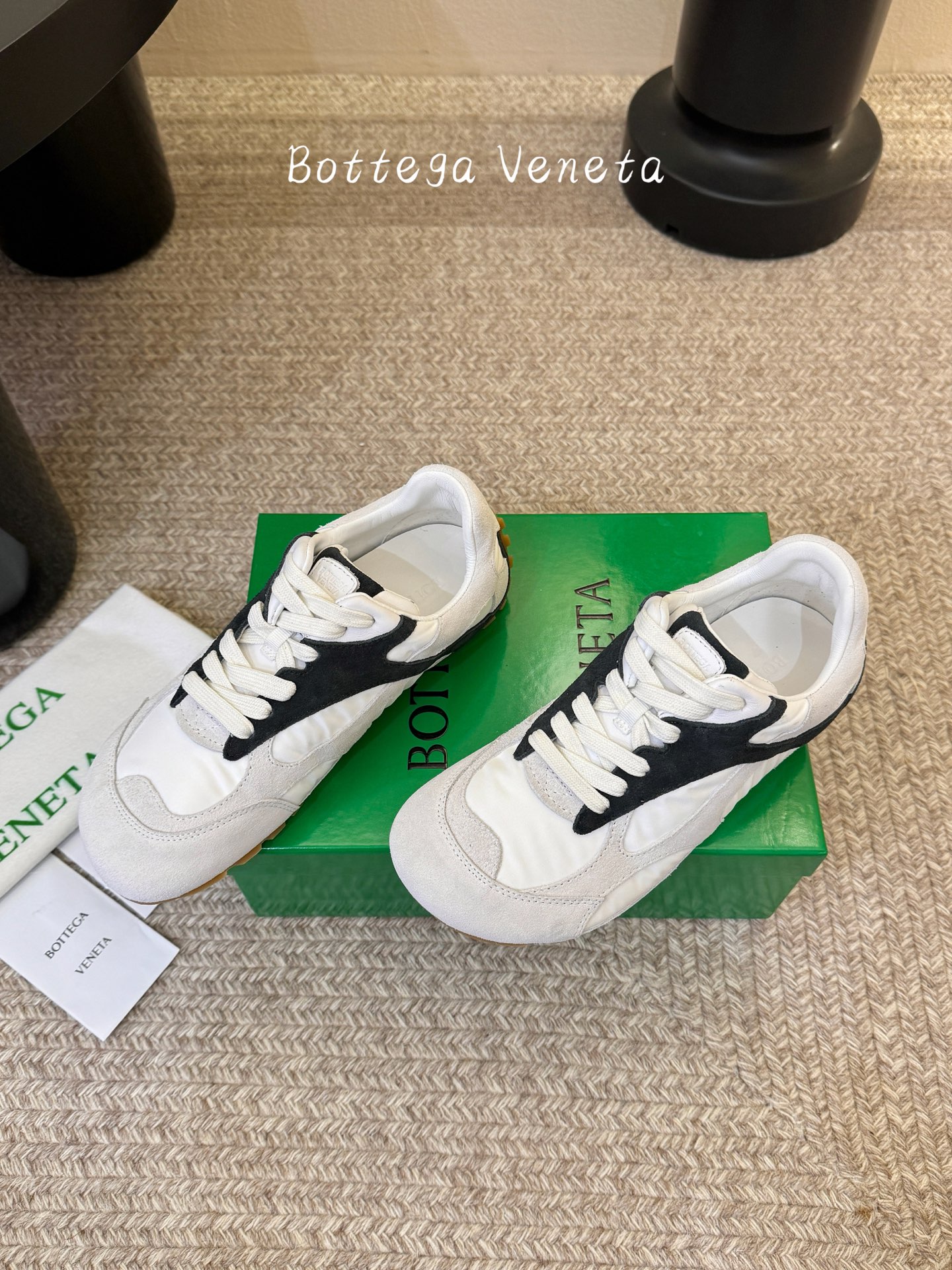 Bottega Venet*26ss新系列撞色运动鞋休闲鞋采用复古户外跑鞋的鞋型，低帮轮廓搭配流线型鞋身