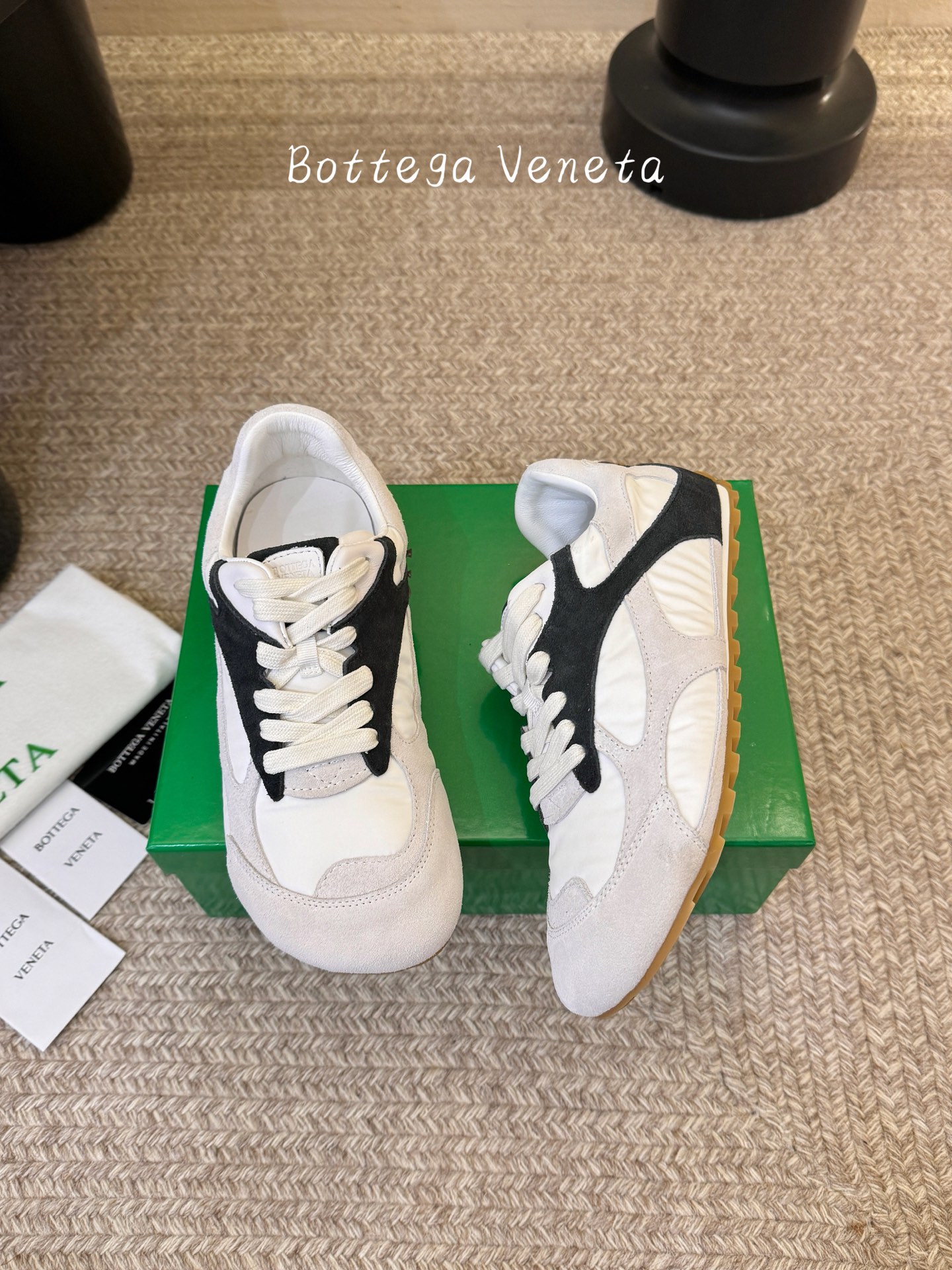 Bottega Venet*26ss新系列撞色运动鞋休闲鞋采用复古户外跑鞋的鞋型，低帮轮廓搭配流线型鞋身