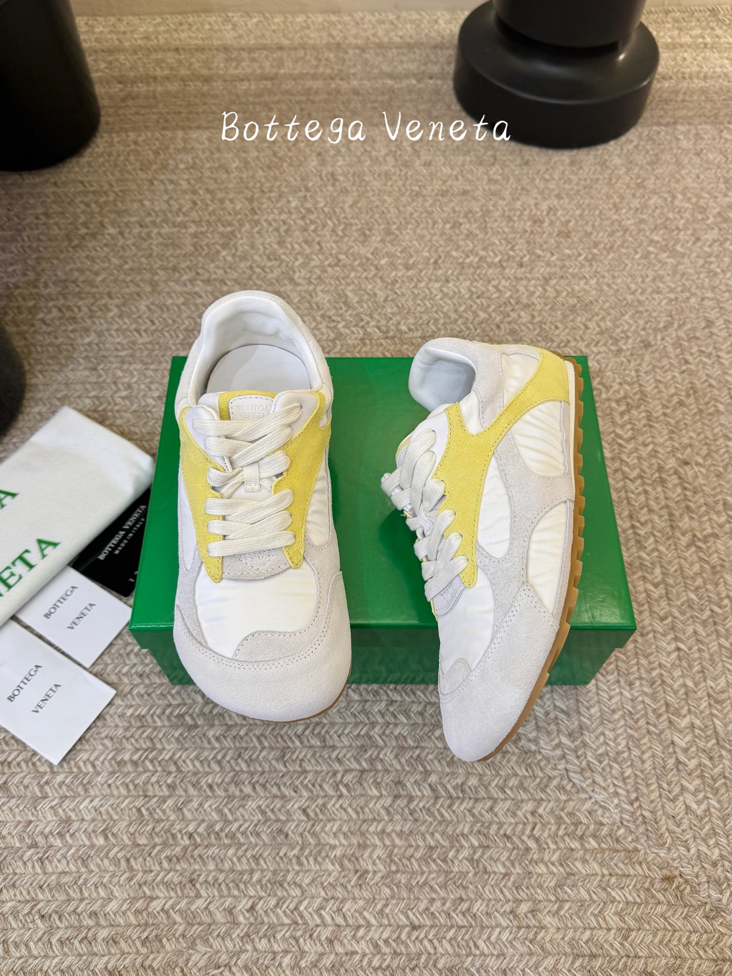 Bottega Venet*26ss新系列撞色运动鞋休闲鞋采用复古户外跑鞋的鞋型，低帮轮廓搭配流线型鞋身