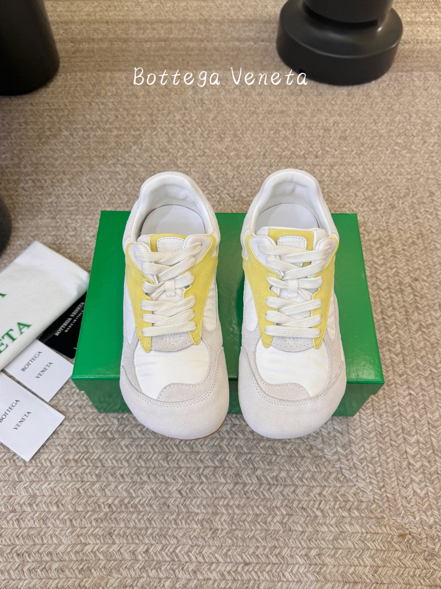 NO:758130,Bottega Venet*26ss new series of contrasting color sports shoes and casual shoes adopt the shoe shape of retro outdoor running shoes, with a low-cut silhouette and a streamlined shoe body. The shoelace system is simple and fits the foot, and the toe is rounded. The overall feeling is both sporty and retro. There is a brand logo webbing on the tongue, and the details enhance the recognition.  It combines casual sports attributes with light luxury texture. The shoe shape fits the foot shape, lightweight material and soft sole, taking into account fashion and daily comfort. Upper deer velvet/mesh lining sheepskin outsole TPU outsole size 35-41 (customized sizes 40 and 41 are non-returnable) Heel height 3cm, casual shoes/sports shoes, bottega veneta, sneakers, sheepskin19860909Bottega Venet*26ss新系列撞色运动鞋休闲鞋 采用复古户外跑鞋的鞋型,低帮轮廓搭配流线型鞋身,鞋带系统简约且贴合脚面,鞋头圆润,整体兼具运动感与复古潮流感；鞋舌处有品牌标识织带,细节强化辨识度. 兼具休闲运动属性与轻奢质感.鞋型贴合脚型,轻量化的材质搭配柔软的鞋底,兼顾了时尚性与日常穿着的舒适度. 鞋面鹿绒/网 内里羊皮 大底TPU大底 size35-41码（40、41码定制不退换） 跟高3cm,休闲鞋/运动鞋,bottega veneta,sneakers,sheepskin,Women's Shoes