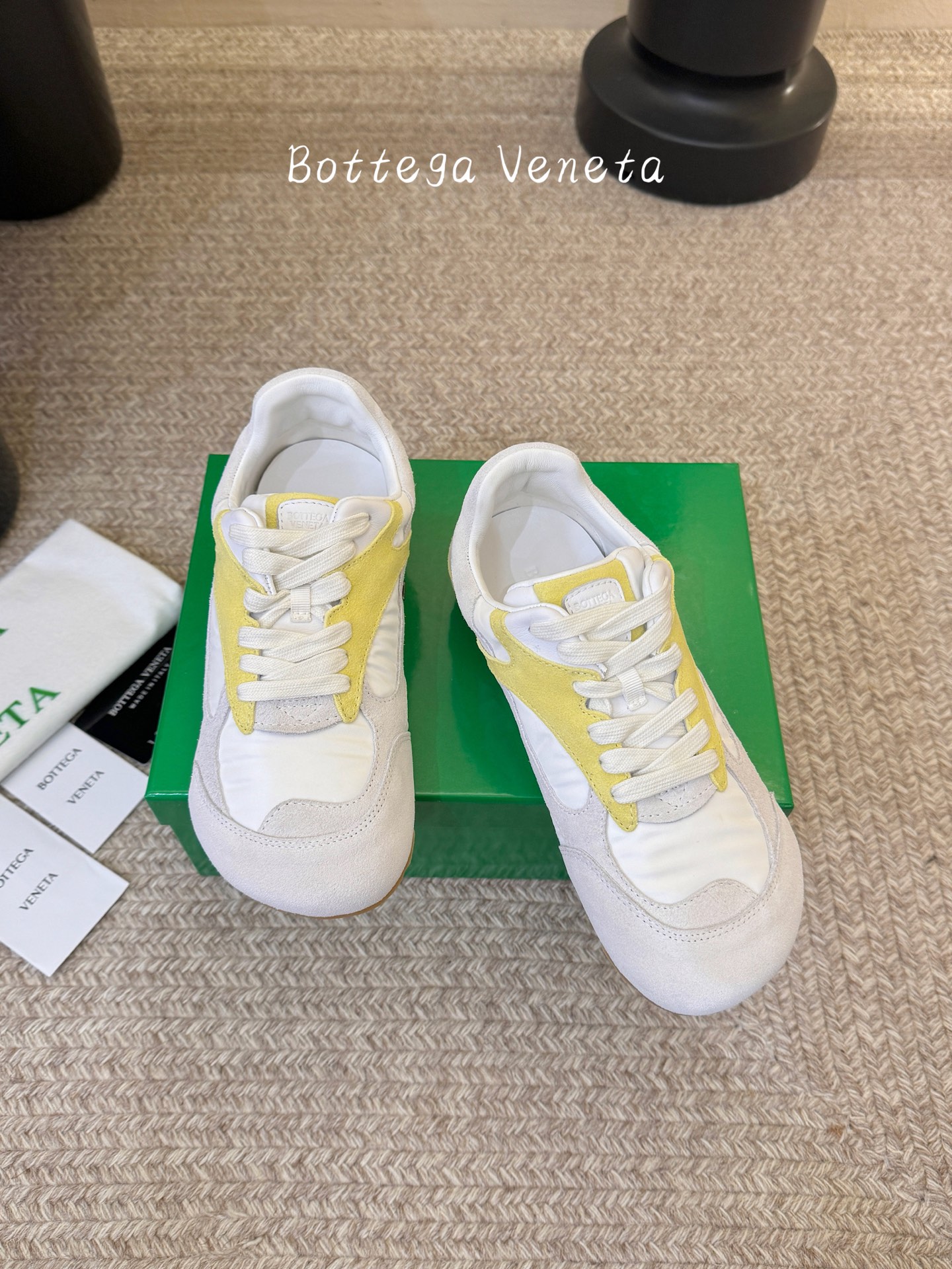 Bottega Venet*26ss新系列撞色运动鞋休闲鞋采用复古户外跑鞋的鞋型，低帮轮廓搭配流线型鞋身