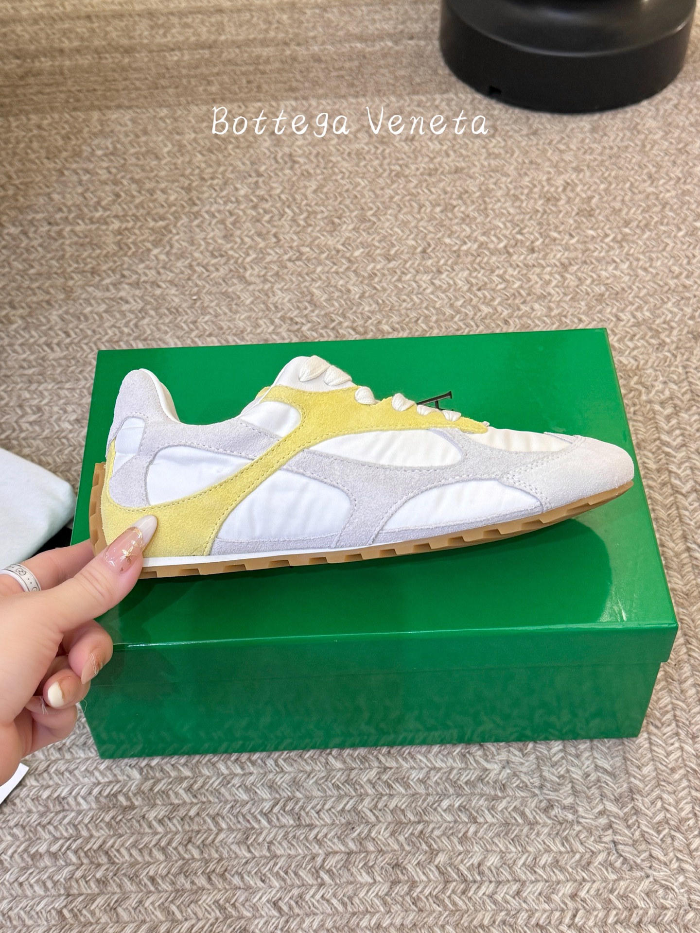 Bottega Venet*26ss新系列撞色运动鞋休闲鞋采用复古户外跑鞋的鞋型，低帮轮廓搭配流线型鞋身