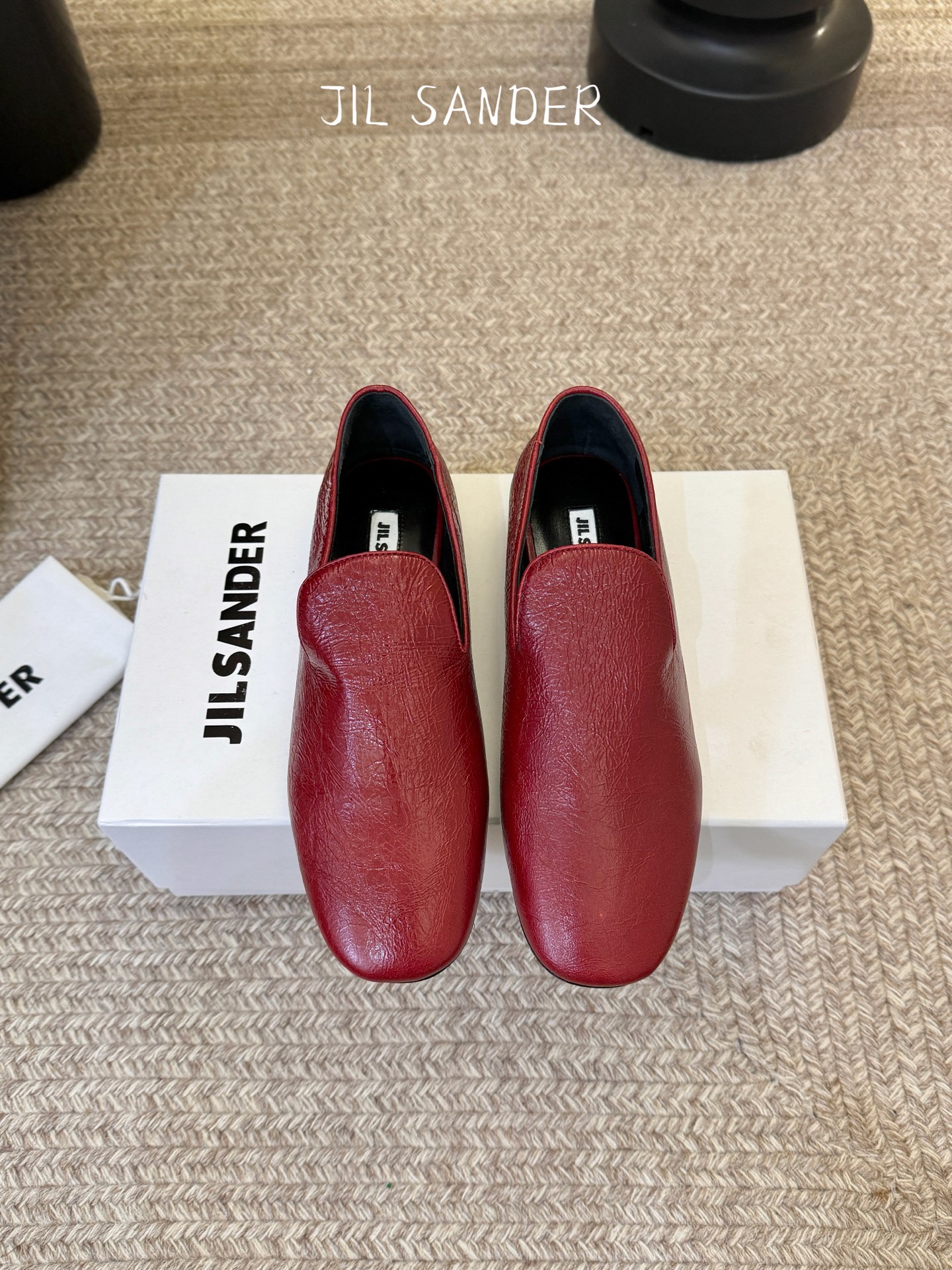 Jil sande* 𝟐𝟔𝐀𝐖新品极简乐福鞋｜松弛感的先锋表达以无鞋带乐福鞋为基底 用做旧裂纹皮革与豹纹