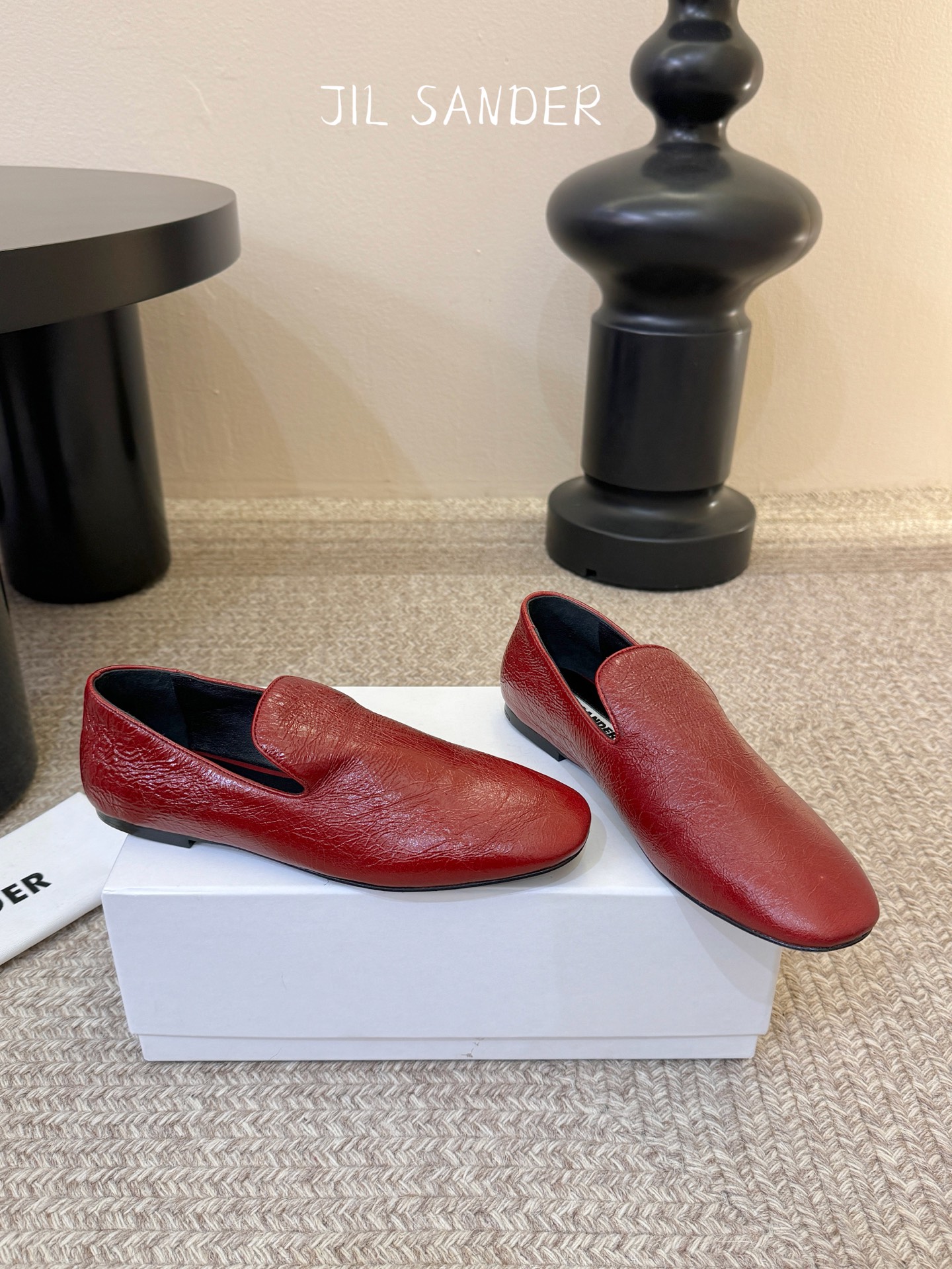 Jil sande* 𝟐𝟔𝐀𝐖新品极简乐福鞋｜松弛感的先锋表达以无鞋带乐福鞋为基底 用做旧裂纹皮革与豹纹