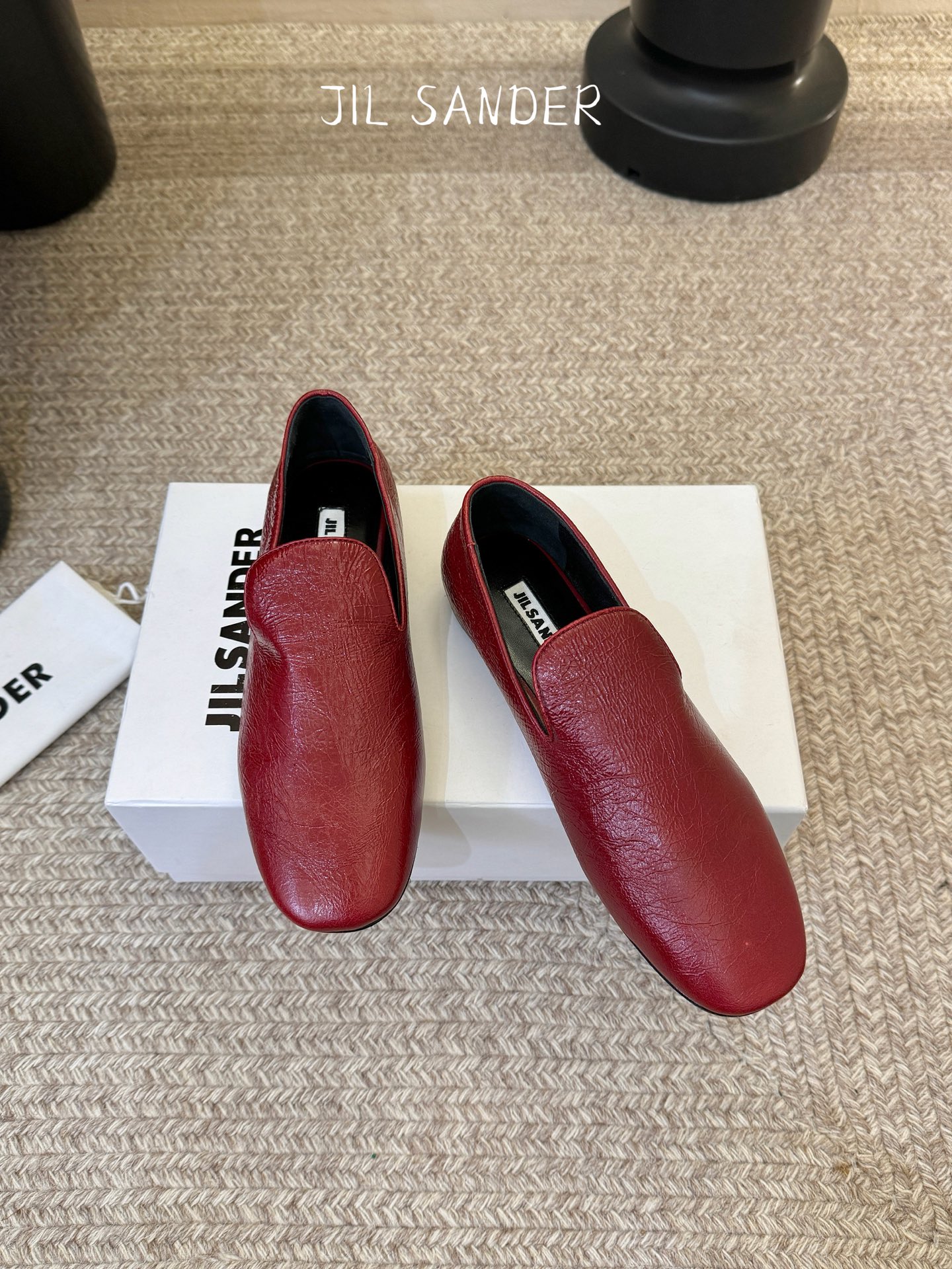 Jil sande* 𝟐𝟔𝐀𝐖新品极简乐福鞋｜松弛感的先锋表达以无鞋带乐福鞋为基底 用做旧裂纹皮革与豹纹