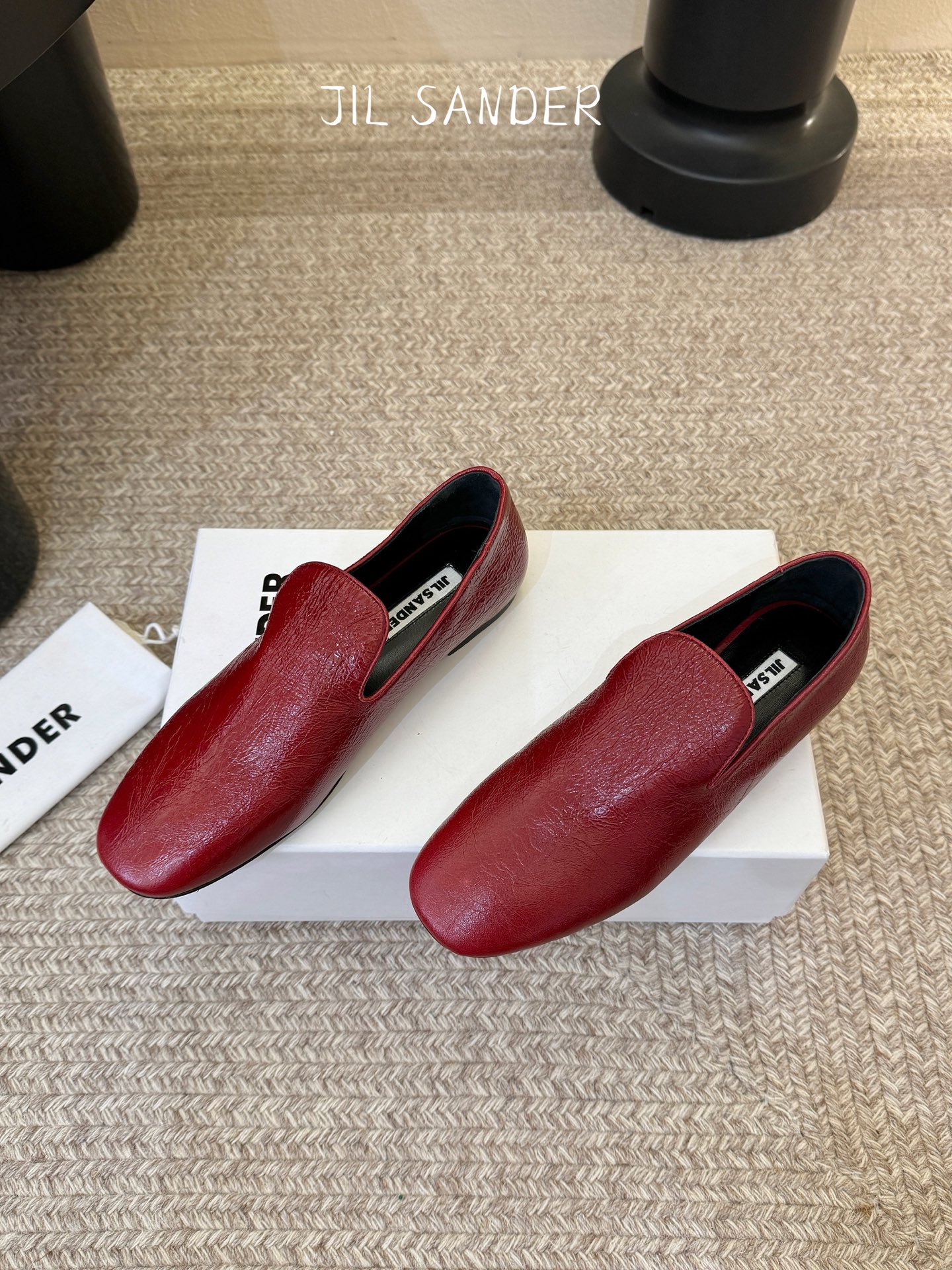 Jil sande* 𝟐𝟔𝐀𝐖新品极简乐福鞋｜松弛感的先锋表达以无鞋带乐福鞋为基底 用做旧裂纹皮革与豹纹