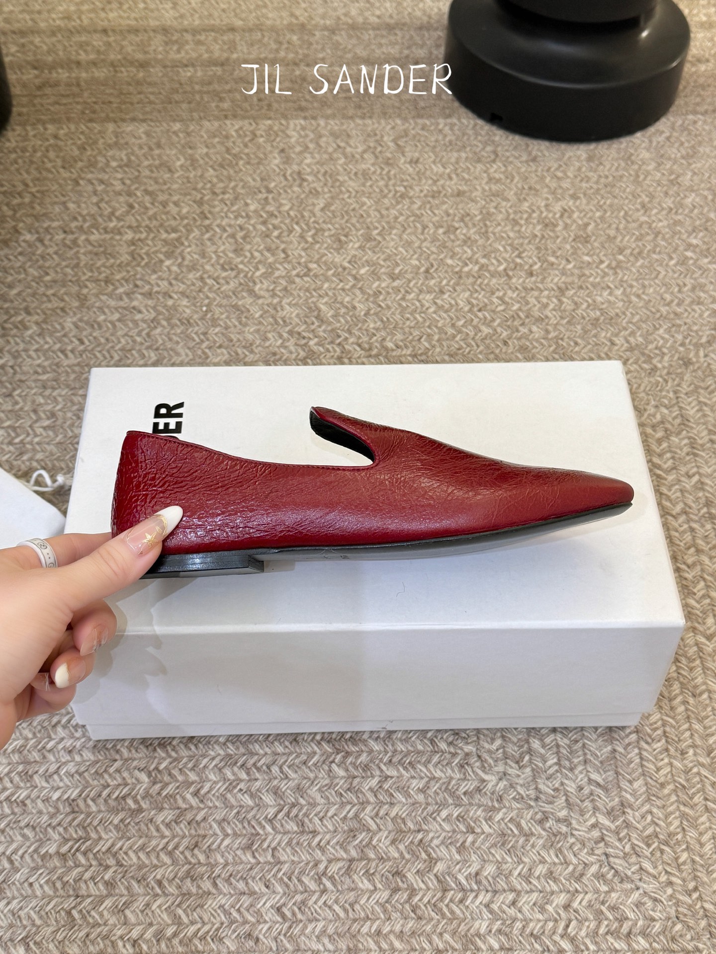 Jil sande* 𝟐𝟔𝐀𝐖新品极简乐福鞋｜松弛感的先锋表达以无鞋带乐福鞋为基底 用做旧裂纹皮革与豹纹