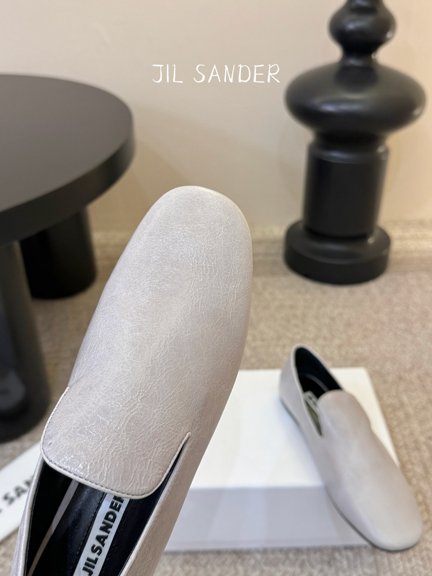 Jil sande* 𝟐𝟔𝐀𝐖新品极简乐福鞋｜松弛感的先锋表达以无鞋带乐福鞋为基底 用做旧裂纹皮革与豹纹