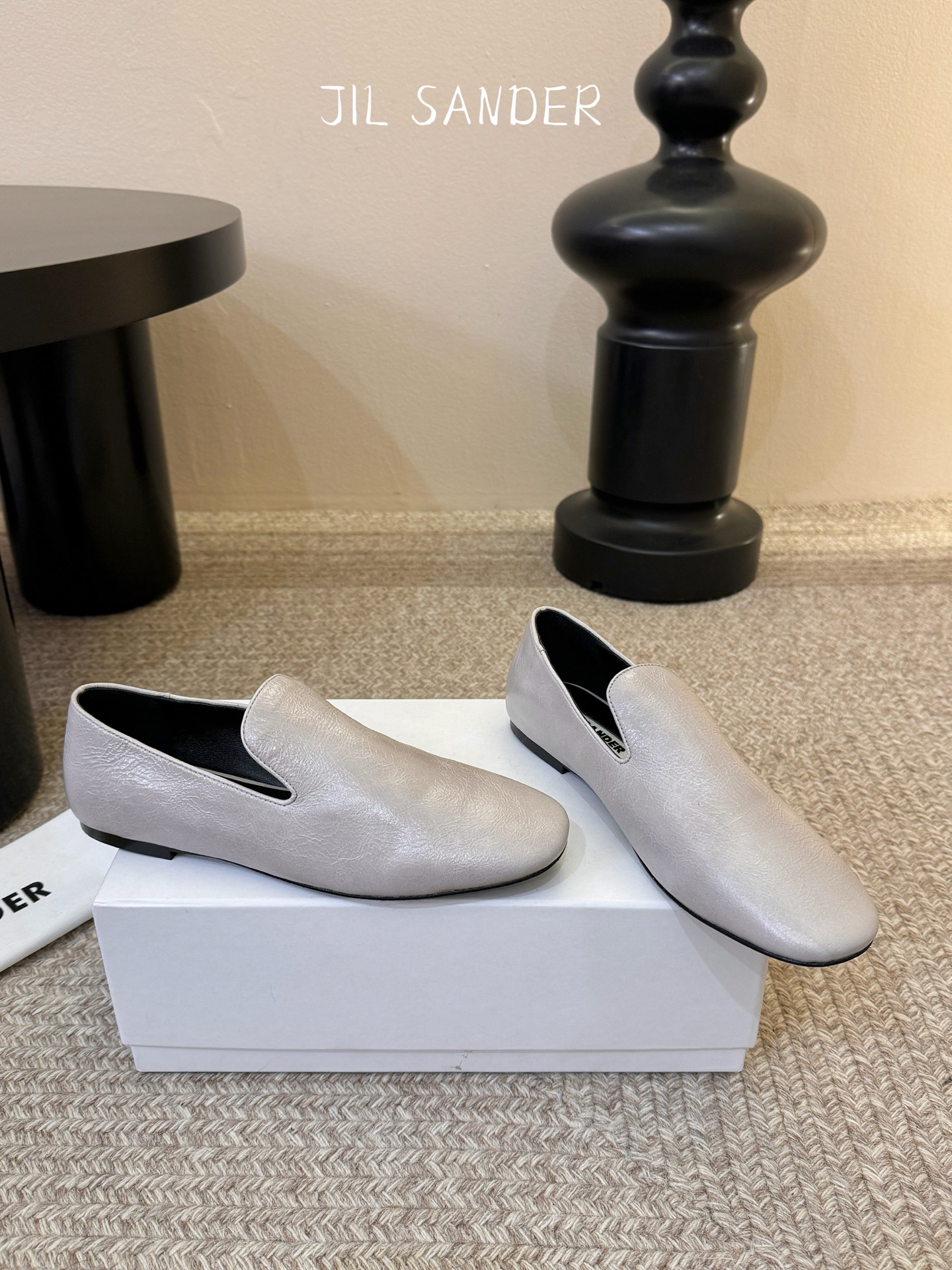 Jil sande* 𝟐𝟔𝐀𝐖新品极简乐福鞋｜松弛感的先锋表达以无鞋带乐福鞋为基底 用做旧裂纹皮革与豹纹