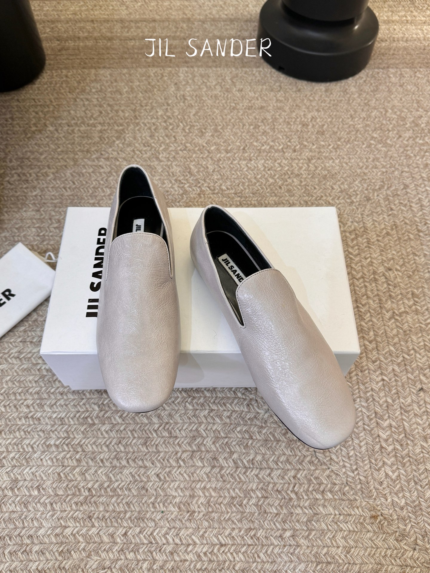 Jil sande* 𝟐𝟔𝐀𝐖新品极简乐福鞋｜松弛感的先锋表达以无鞋带乐福鞋为基底 用做旧裂纹皮革与豹纹