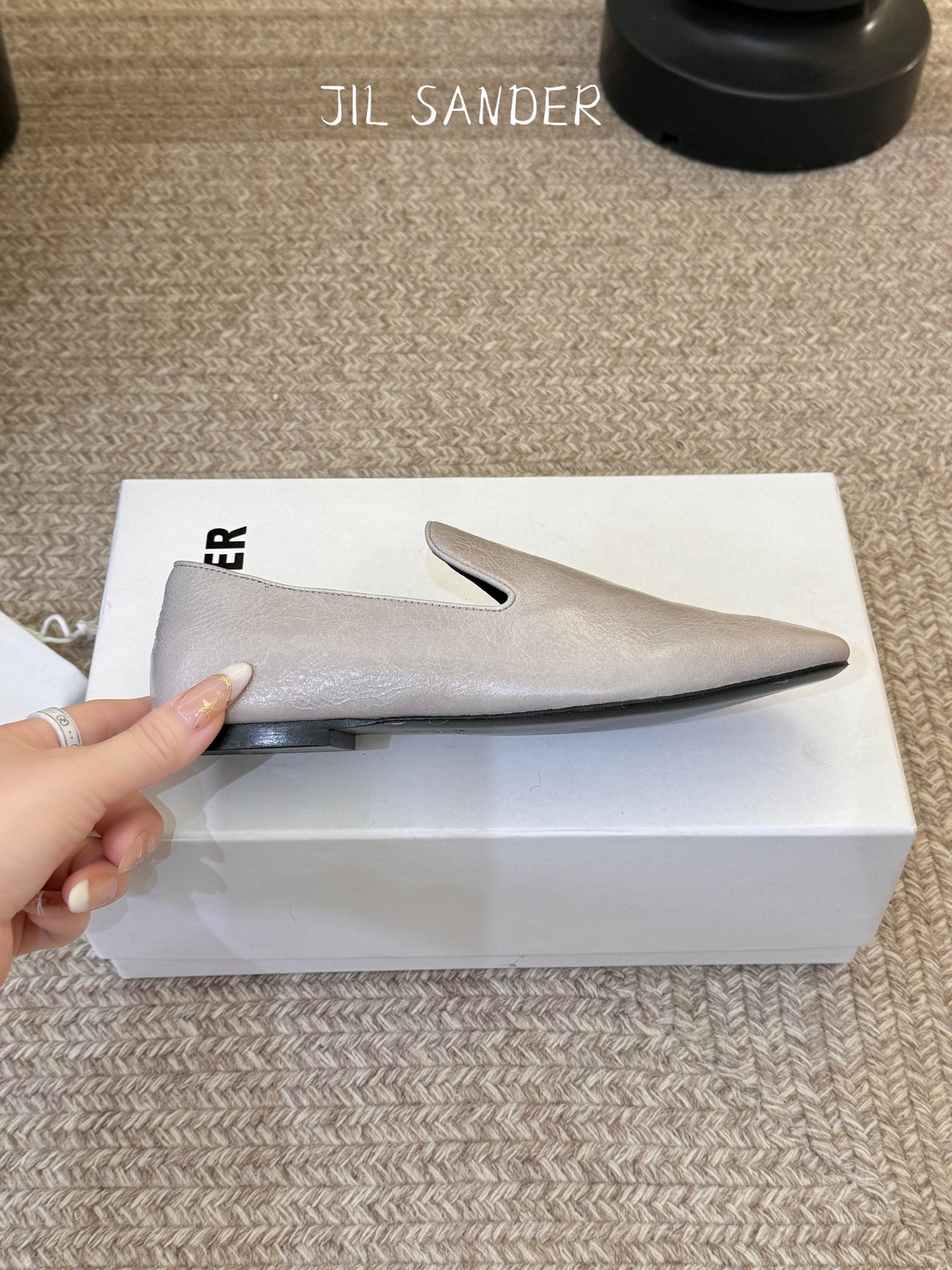 Jil sande* 𝟐𝟔𝐀𝐖新品极简乐福鞋｜松弛感的先锋表达以无鞋带乐福鞋为基底 用做旧裂纹皮革与豹纹