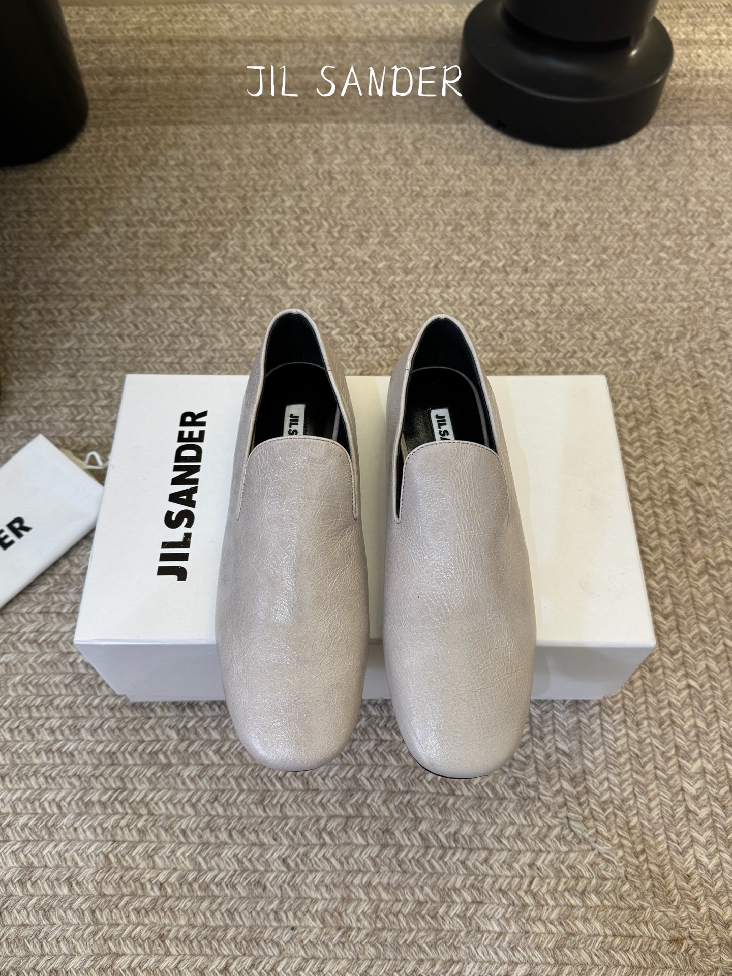 Jil sande* 𝟐𝟔𝐀𝐖新品极简乐福鞋｜松弛感的先锋表达以无鞋带乐福鞋为基底 用做旧裂纹皮革与豹纹