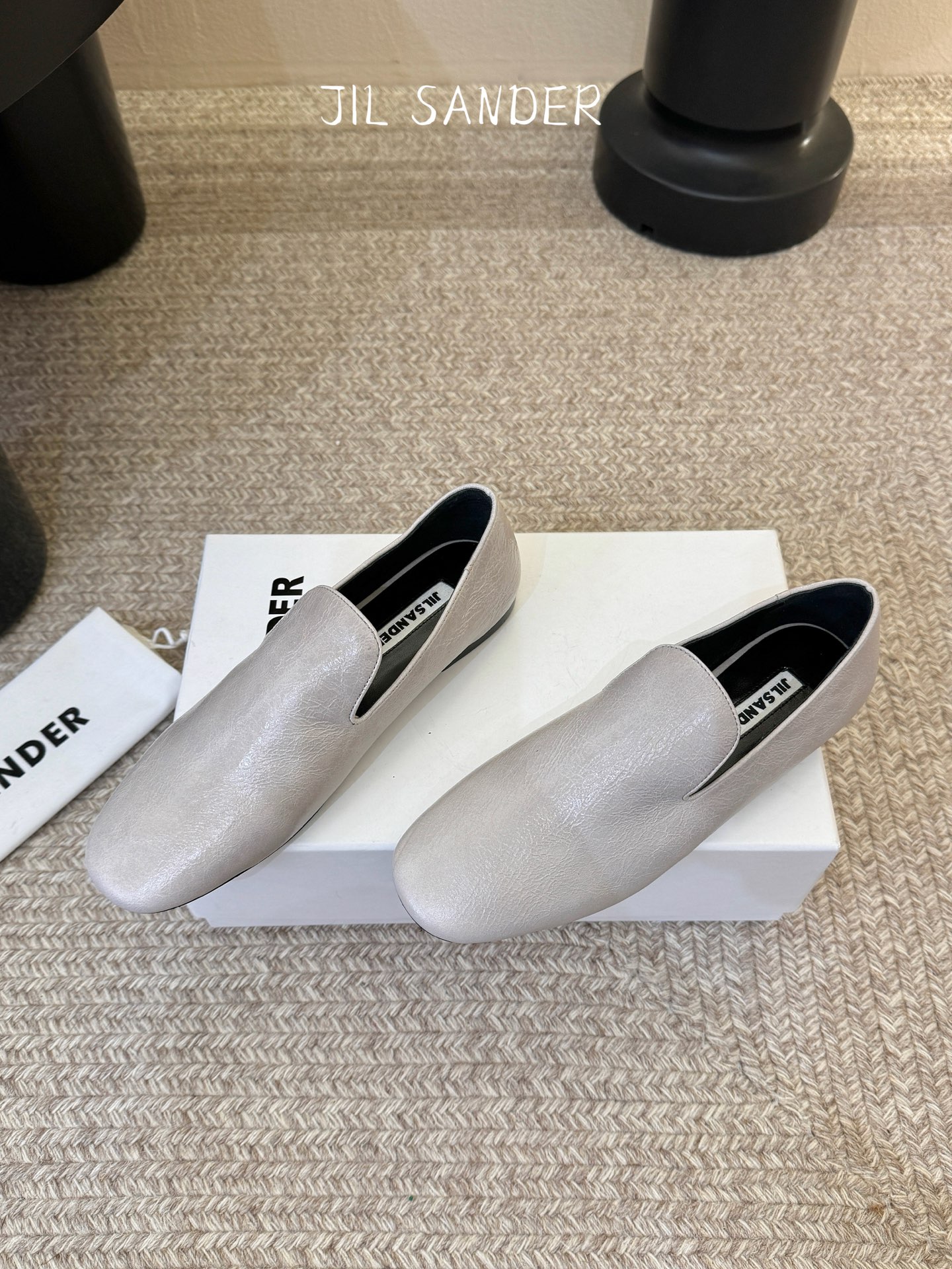 Jil sande* 𝟐𝟔𝐀𝐖新品极简乐福鞋｜松弛感的先锋表达以无鞋带乐福鞋为基底 用做旧裂纹皮革与豹纹