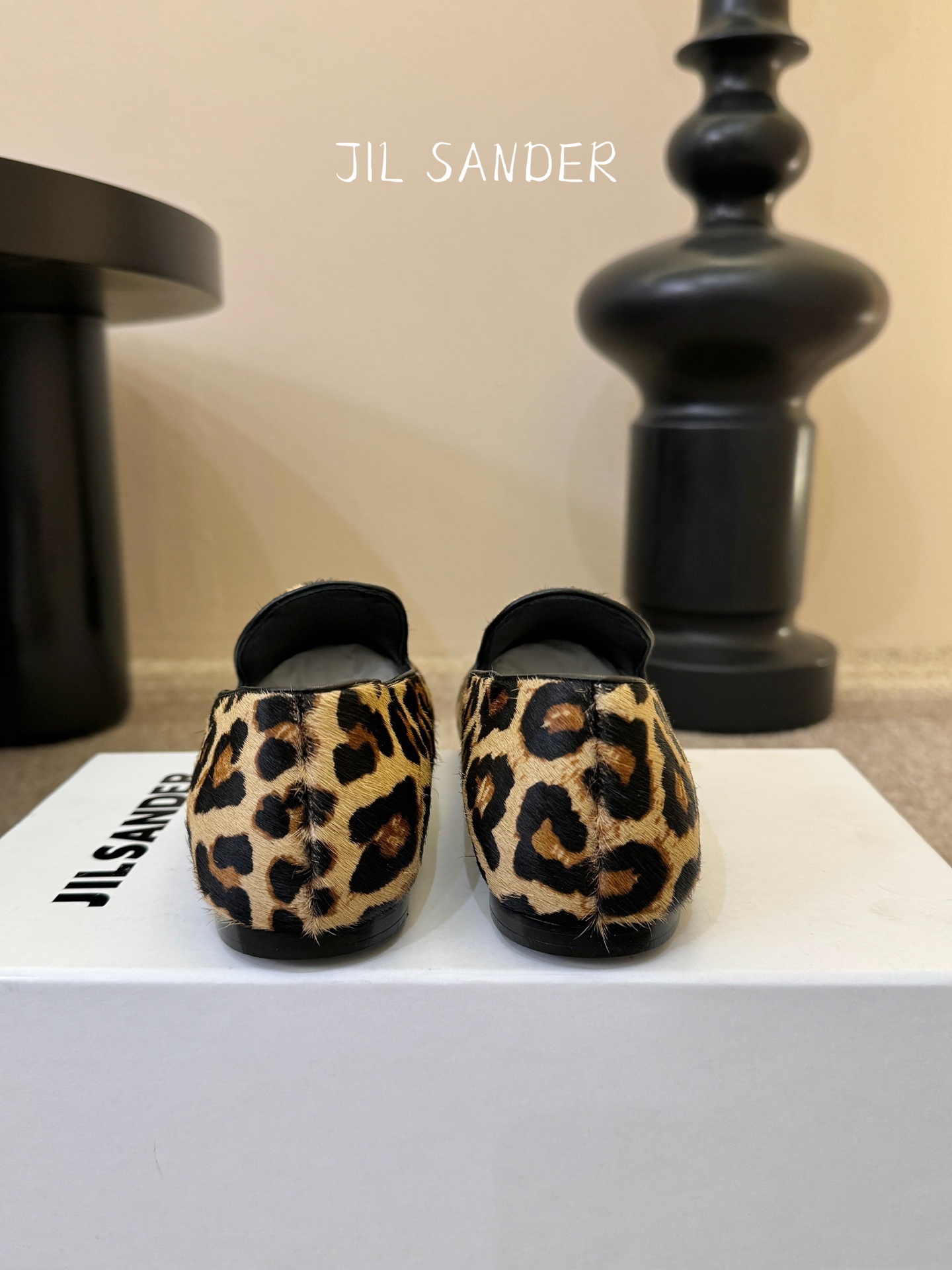 Jil sande* 𝟐𝟔𝐀𝐖新品极简乐福鞋｜松弛感的先锋表达以无鞋带乐福鞋为基底 用做旧裂纹皮革与豹纹