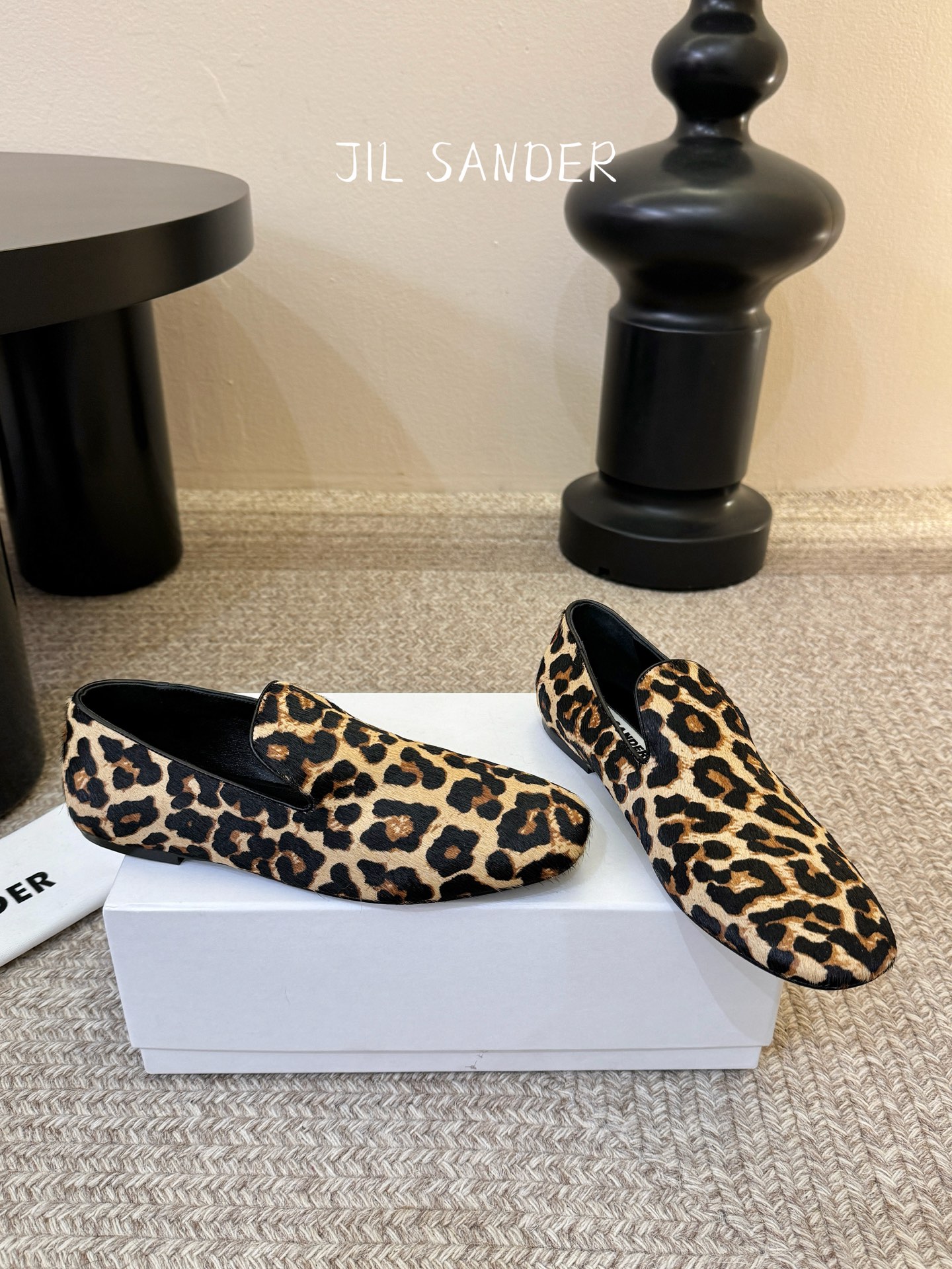 Jil sande* 𝟐𝟔𝐀𝐖新品极简乐福鞋｜松弛感的先锋表达以无鞋带乐福鞋为基底 用做旧裂纹皮革与豹纹