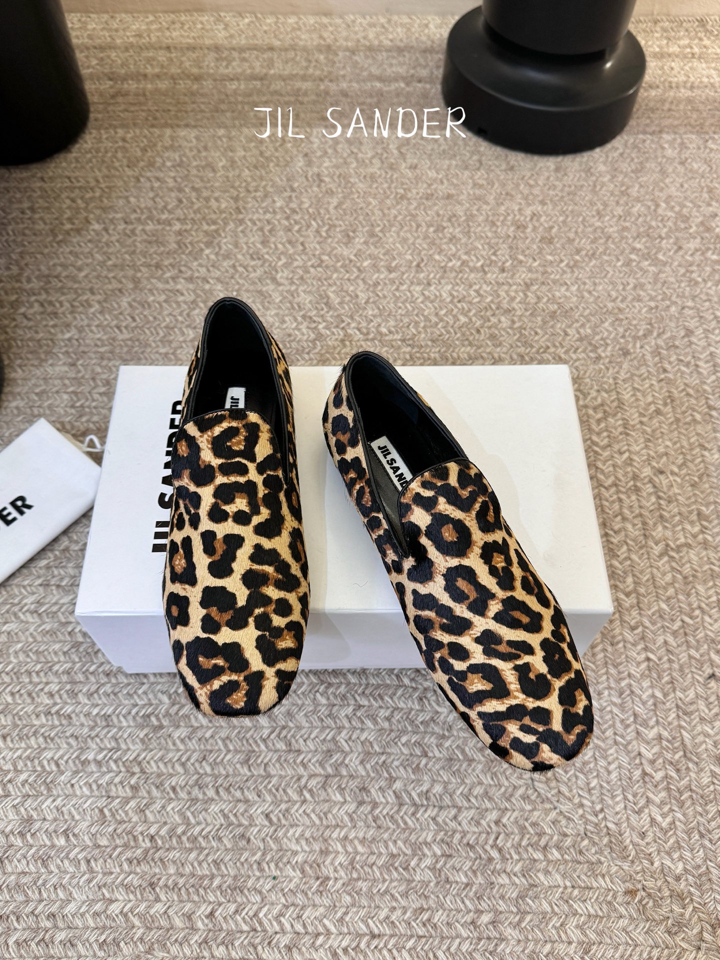 Jil sande* 𝟐𝟔𝐀𝐖新品极简乐福鞋｜松弛感的先锋表达以无鞋带乐福鞋为基底 用做旧裂纹皮革与豹纹