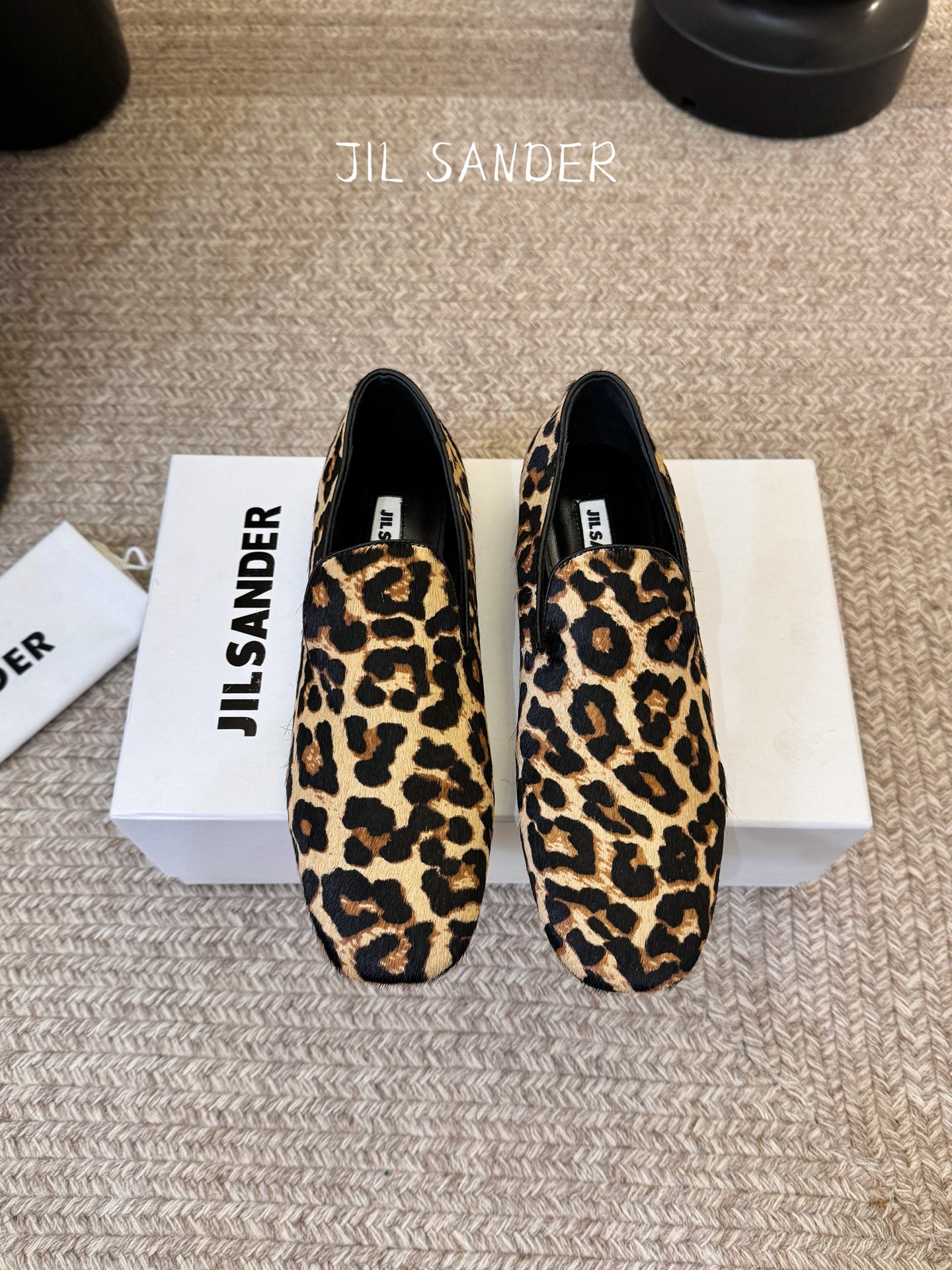 Jil sande* 𝟐𝟔𝐀𝐖新品极简乐福鞋｜松弛感的先锋表达以无鞋带乐福鞋为基底 用做旧裂纹皮革与豹纹