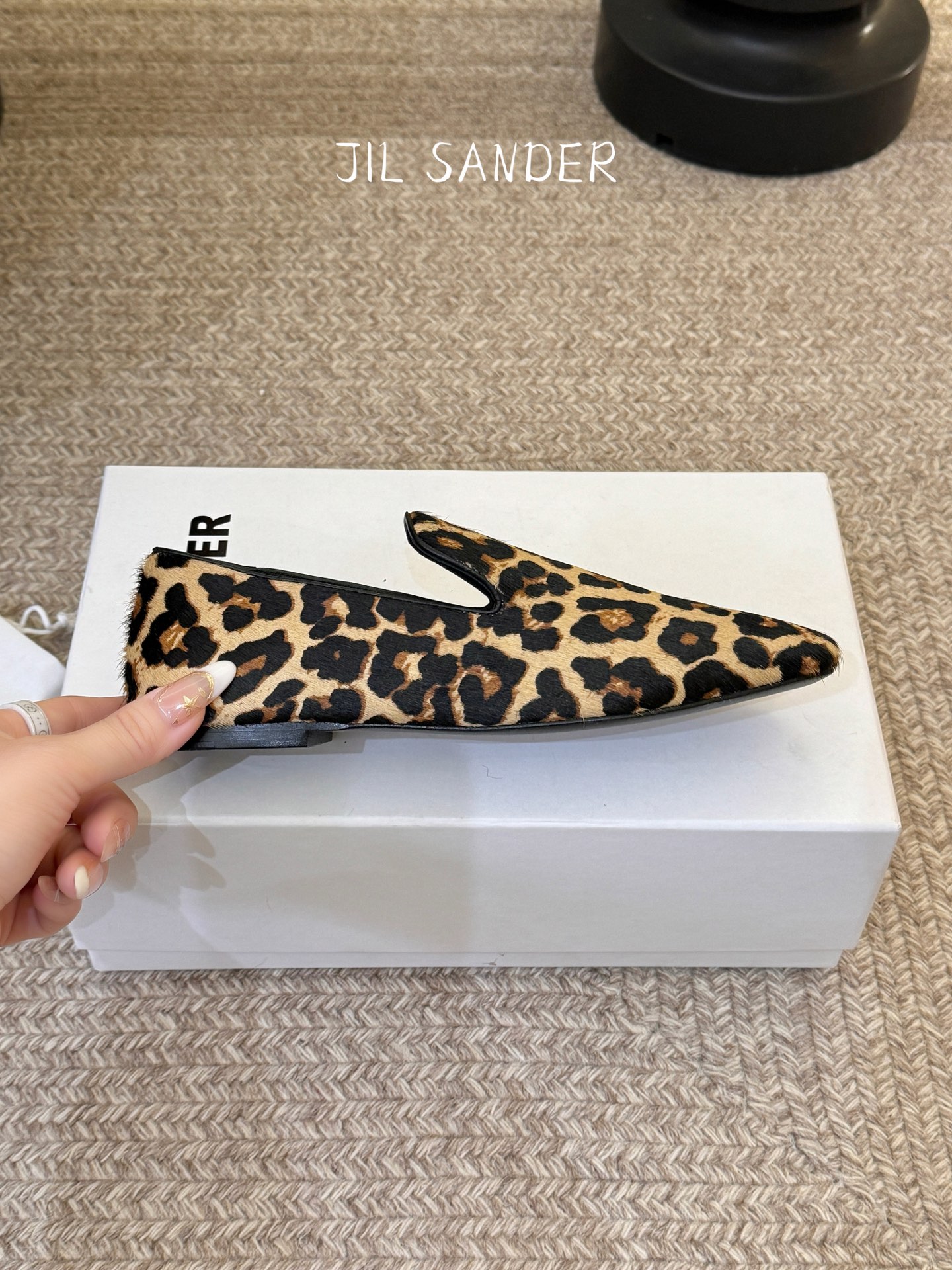 Jil sande* 𝟐𝟔𝐀𝐖新品极简乐福鞋｜松弛感的先锋表达以无鞋带乐福鞋为基底 用做旧裂纹皮革与豹纹