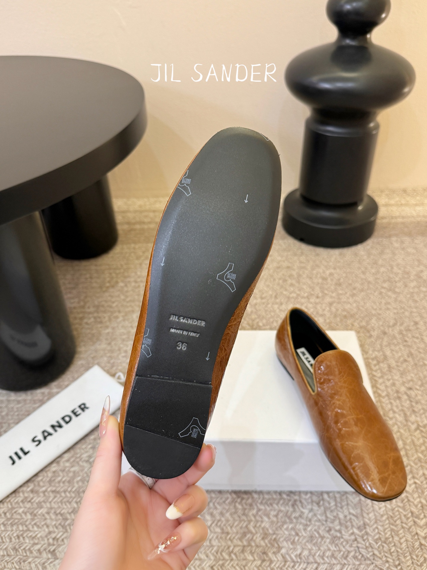 Jil sande* 𝟐𝟔𝐀𝐖新品极简乐福鞋｜松弛感的先锋表达以无鞋带乐福鞋为基底 用做旧裂纹皮革与豹纹