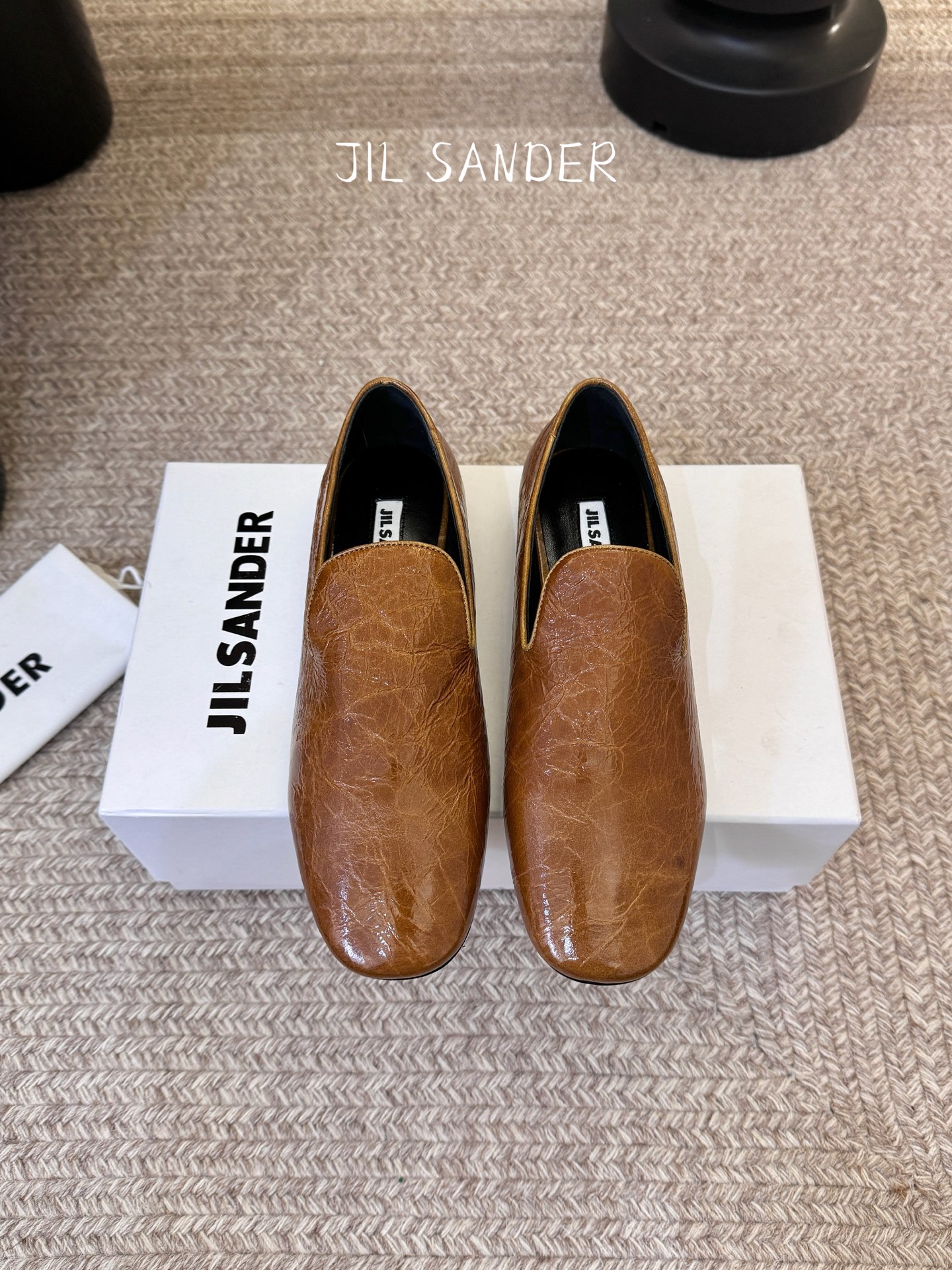 NO:758106,Jil sande* New product Minimalist loafers | A avant-garde expression of relaxation. Based on laceless loafers, old cracked leather and leopard-print horse hair are used to reconstruct the retro silhouette. Minimalist avant-garde genes are injected into the rounded toe. Multiple materials collide to create rich layers. Suitable for daily commuting, citywalk, art fairs and other diverse scenes. Turmeric distressed style paired with linen robe is a wabi-sabi atmosphere. Leopard print style paired with dark black dress becomes a representative of retro avant-garde.  Easily switch between multi-faceted styles. Imported cowhide and horse hair for the upper. Imported sheepskin for the lining. Imported genuine leather outsole 35-39 (set at 40.41), loafers, jil sander, loafers, skirts, cowhide, sheepskin, Leather soles19860909Jil sande* 新品 极简乐福鞋｜松弛感的先锋表达 以无鞋带乐福鞋为基底 用做旧裂纹皮革与豹纹马毛重构复古轮廓 在圆润鞋头中注入极简先锋基因 多元材质碰撞出丰富层次 适配日常通勤、citywalk、艺文市集等多元场景 姜黄做旧款搭亚麻长袍是侘寂氛围感担当 豹纹款搭暗黑系连衣裙则化身复古先锋代表 轻松切换多面风格 鞋面进口牛皮.马毛 内里进口羊皮 进口真皮大底 35-39（40.41定）,乐福鞋,jil sander,loafers,skirts,cowhide,sheepskin,Leather soles,Women's Shoes
