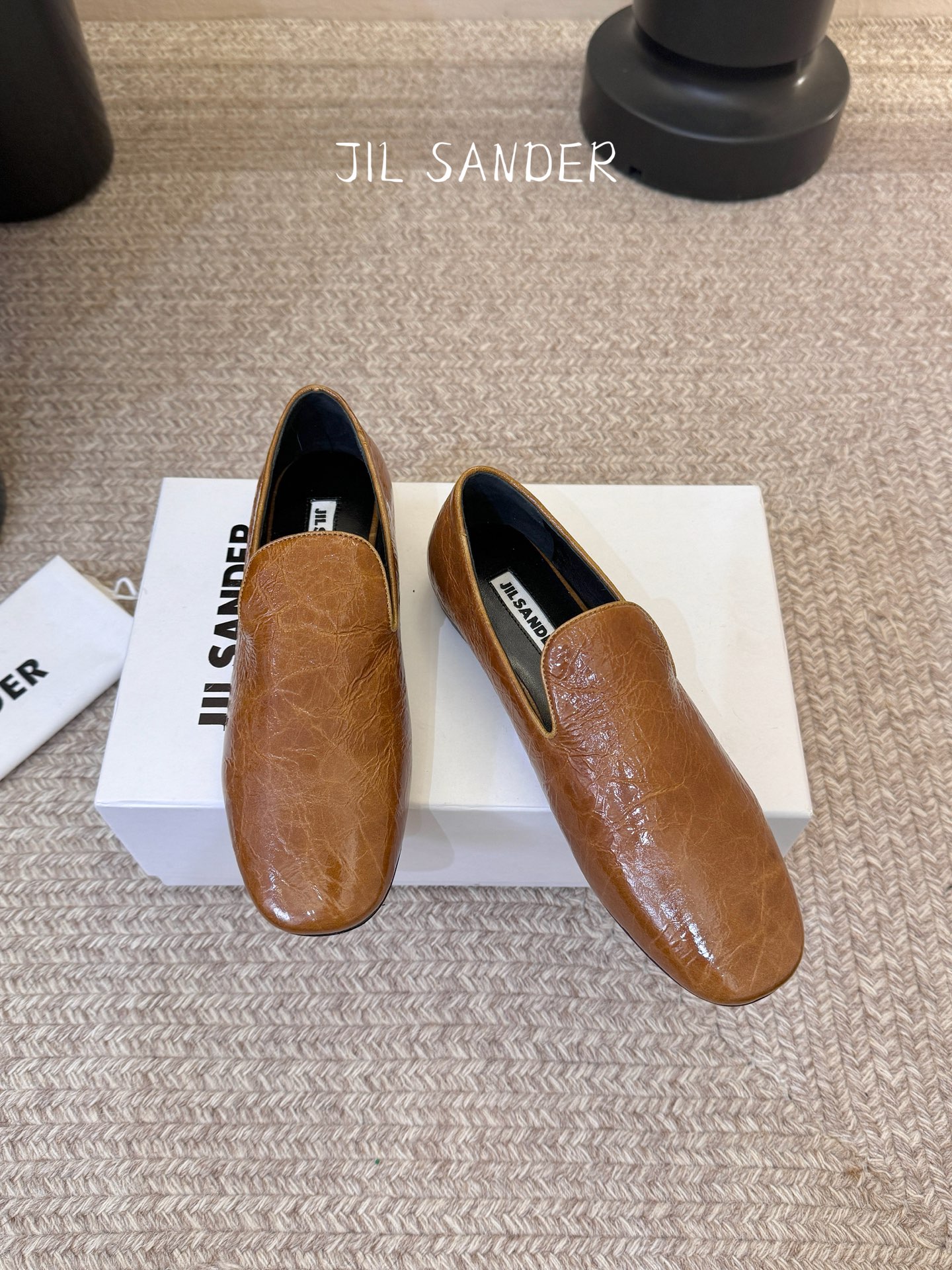 Jil sande* 𝟐𝟔𝐀𝐖新品极简乐福鞋｜松弛感的先锋表达以无鞋带乐福鞋为基底 用做旧裂纹皮革与豹纹