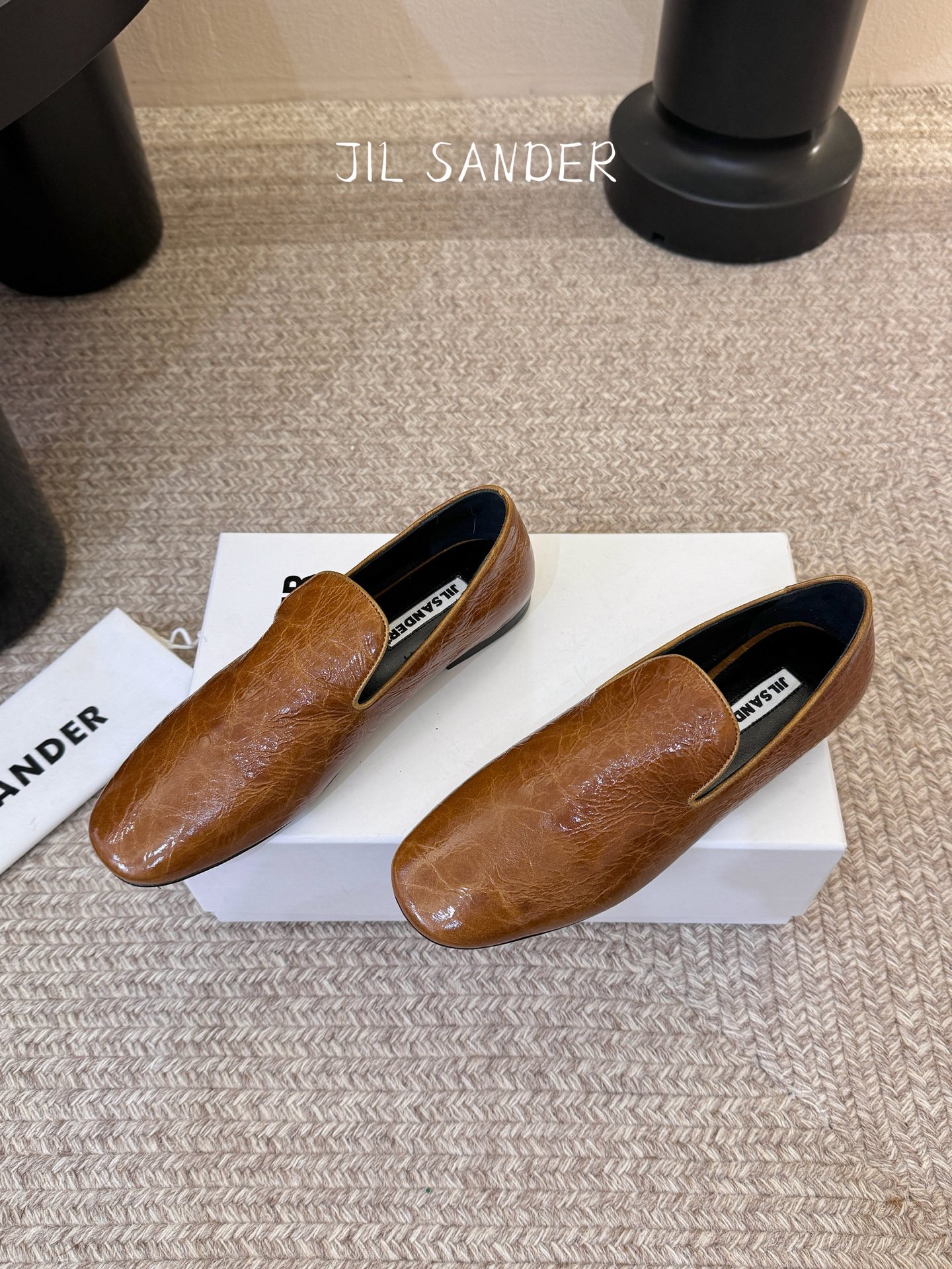 Jil sande* 𝟐𝟔𝐀𝐖新品极简乐福鞋｜松弛感的先锋表达以无鞋带乐福鞋为基底 用做旧裂纹皮革与豹纹