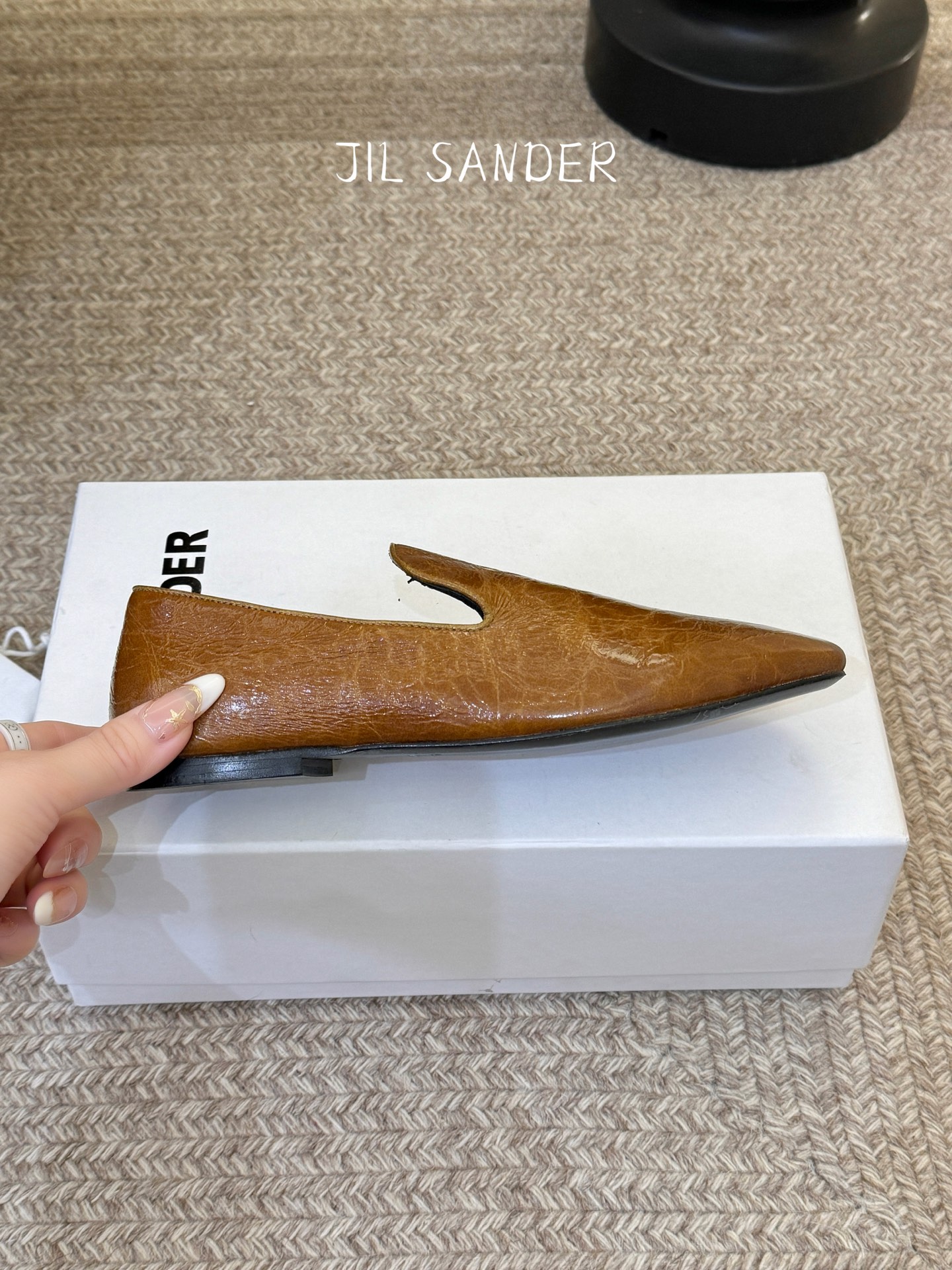Jil sande* 𝟐𝟔𝐀𝐖新品极简乐福鞋｜松弛感的先锋表达以无鞋带乐福鞋为基底 用做旧裂纹皮革与豹纹